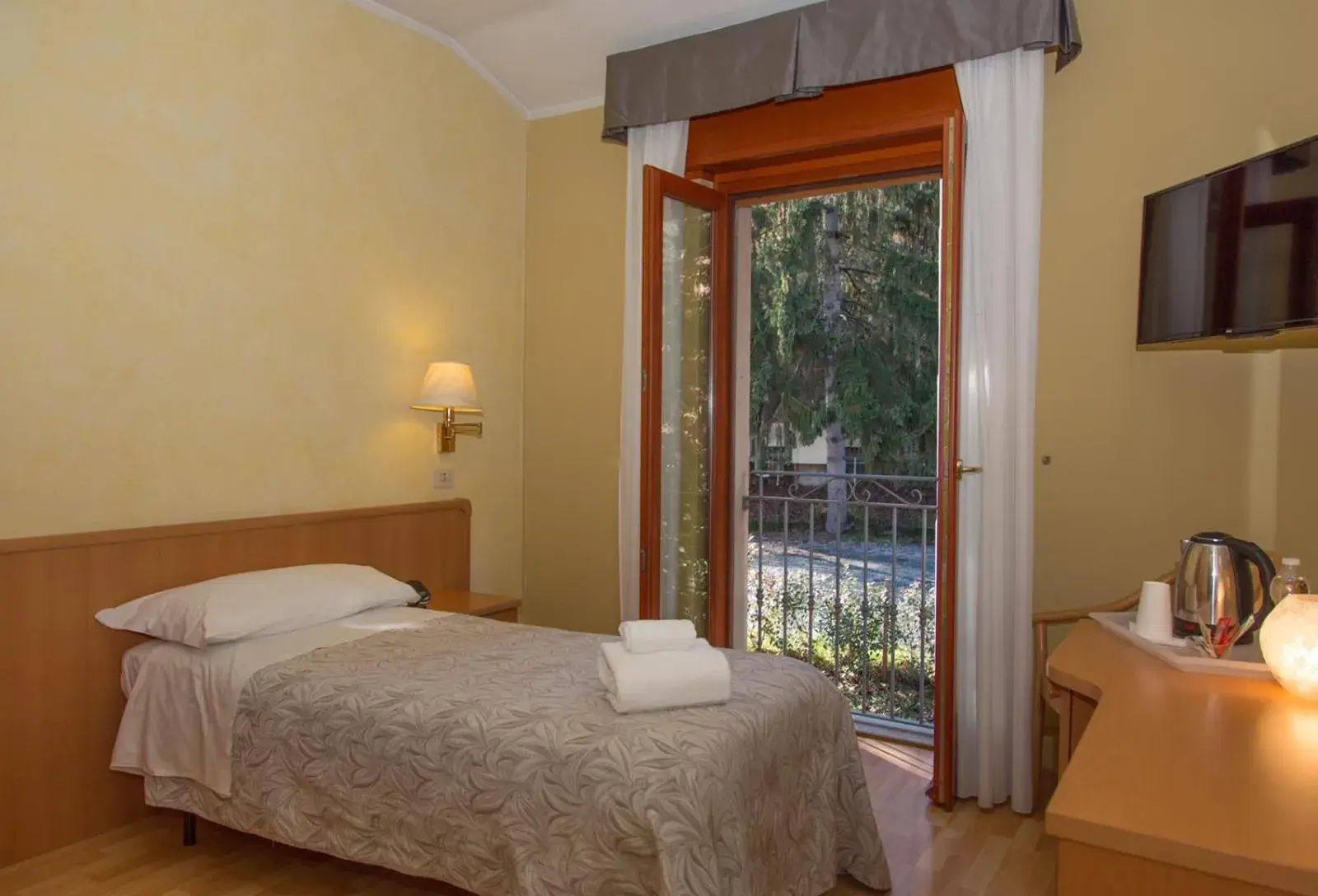 Single Room in Hotel Chalet del Lago Single Room in Hotel Chalet del Lago