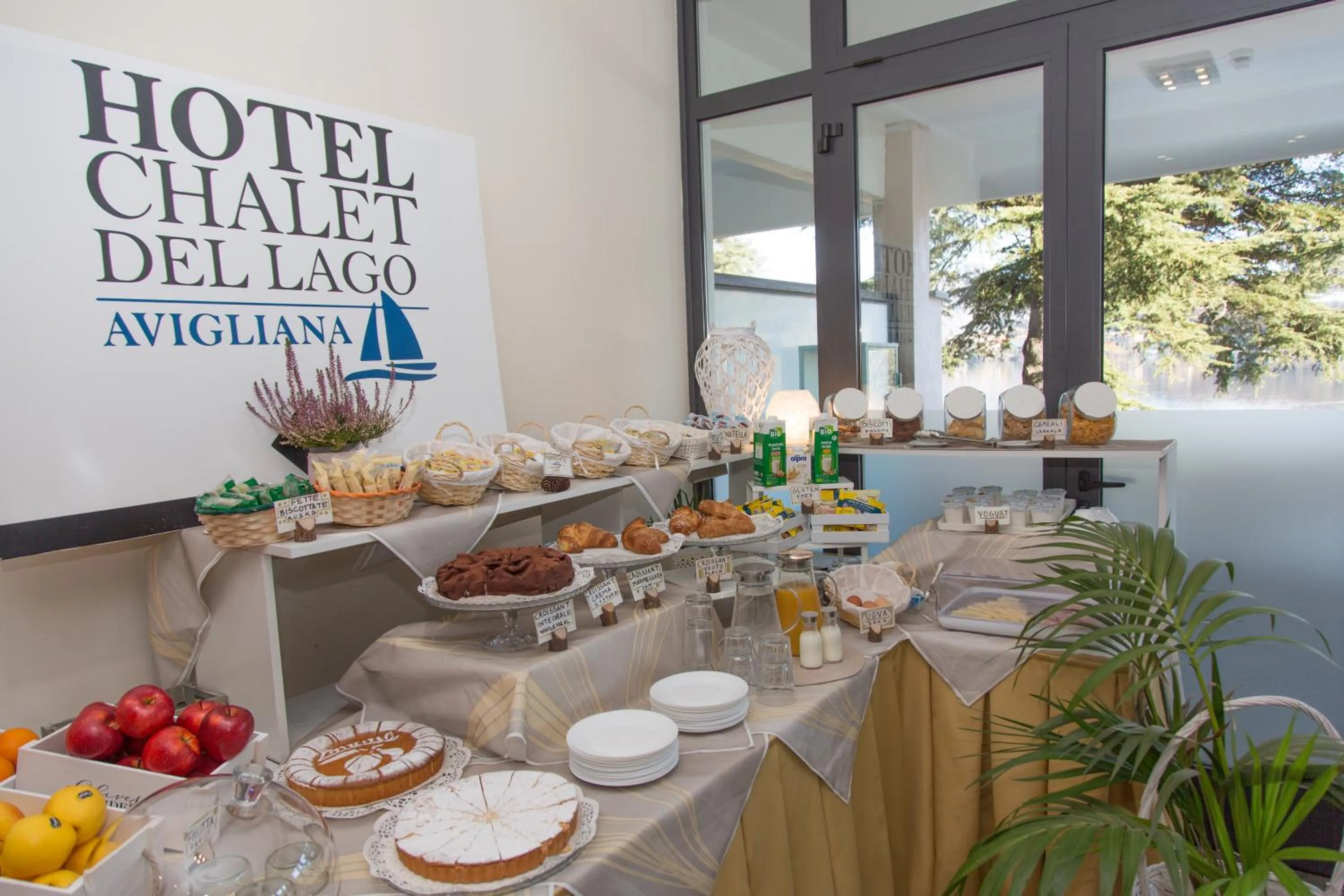 Breakfast in Hotel Chalet del Lago