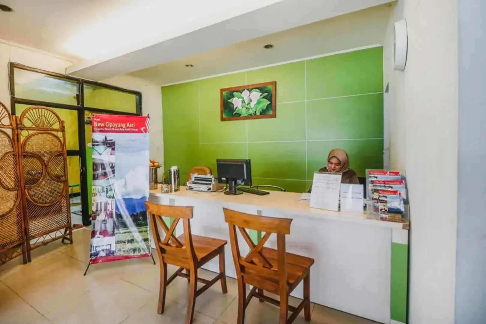 Lobby or reception in RedDoorz Plus at Neo Asri Hotel Megamendung Puncak Bogor Lobby or reception in RedDoorz Plus at Neo Asri Hotel Megamendung Puncak Bogor