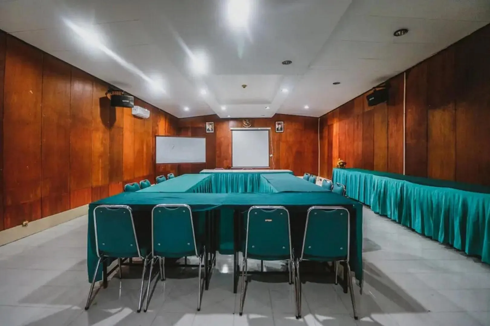 Meeting/conference room in RedDoorz Plus at Neo Asri Hotel Megamendung Puncak Bogor