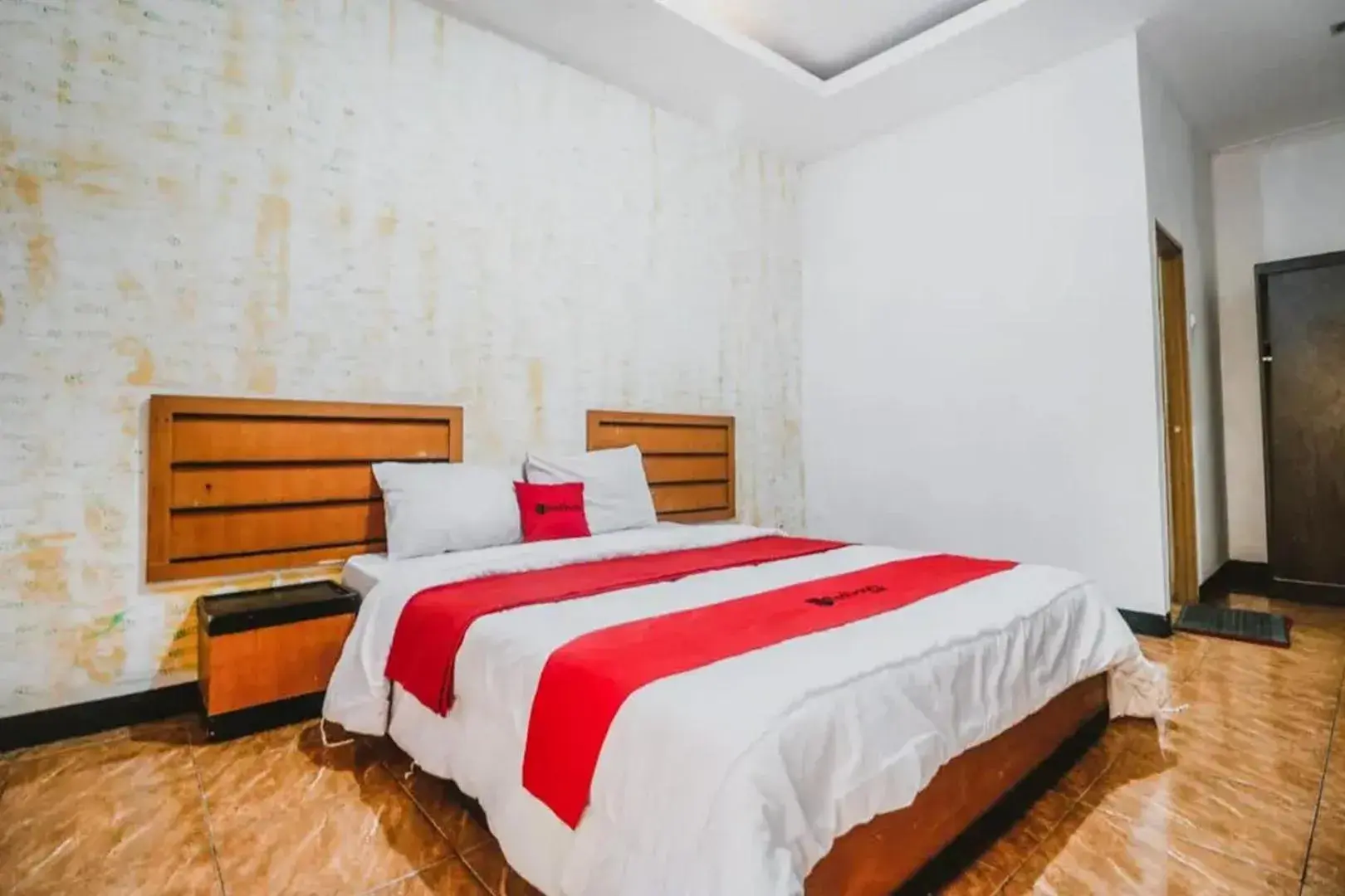 Bedroom, Bed in RedDoorz Plus at Neo Asri Hotel Megamendung Puncak Bogor Bedroom, Bed in RedDoorz Plus at Neo Asri Hotel Megamendung Puncak Bogor