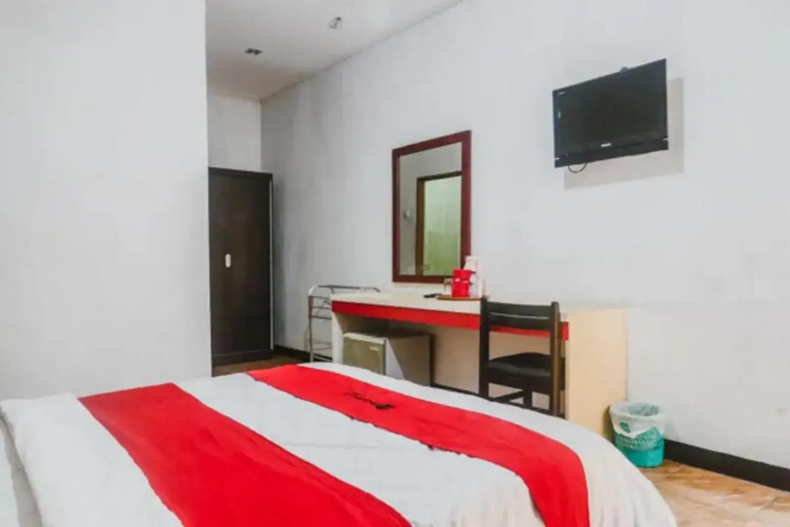 Bedroom, Bed in RedDoorz Plus at Neo Asri Hotel Megamendung Puncak Bogor Bedroom, Bed in RedDoorz Plus at Neo Asri Hotel Megamendung Puncak Bogor