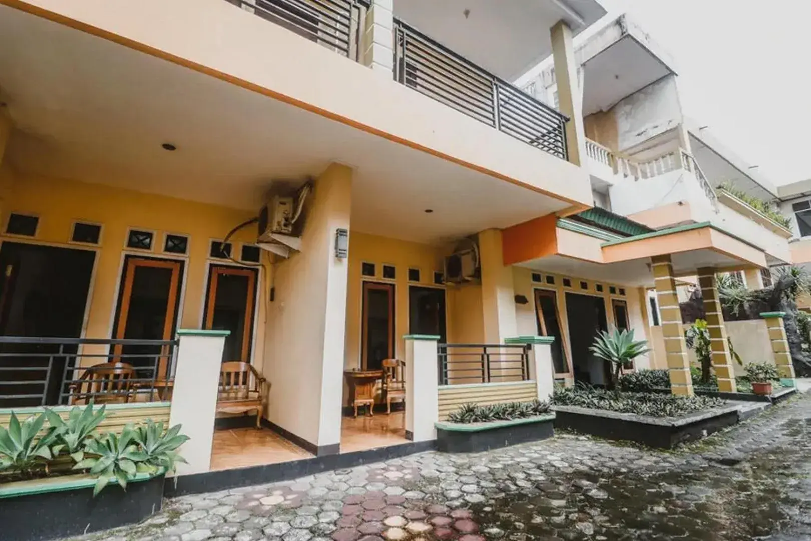 Property building in RedDoorz Plus at Neo Asri Hotel Megamendung Puncak Bogor Property building in RedDoorz Plus at Neo Asri Hotel Megamendung Puncak Bogor