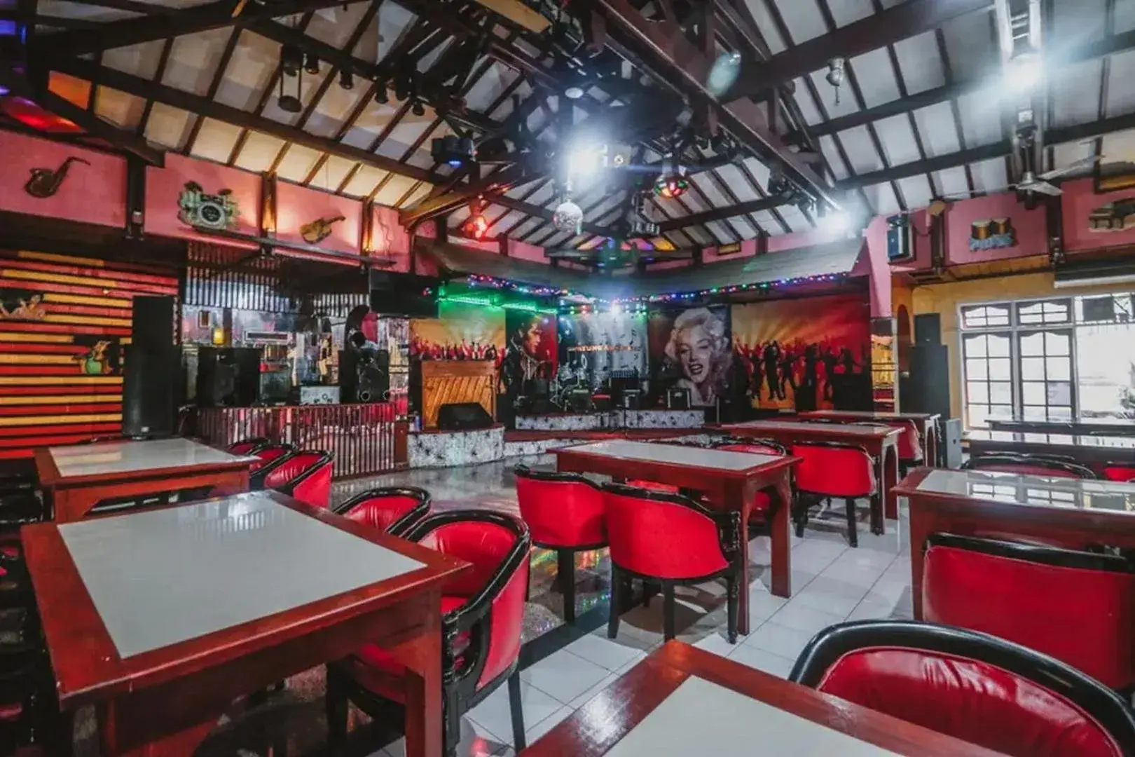 Restaurant/places to eat in RedDoorz Plus at Neo Asri Hotel Megamendung Puncak Bogor Restaurant/places to eat in RedDoorz Plus at Neo Asri Hotel Megamendung Puncak Bogor