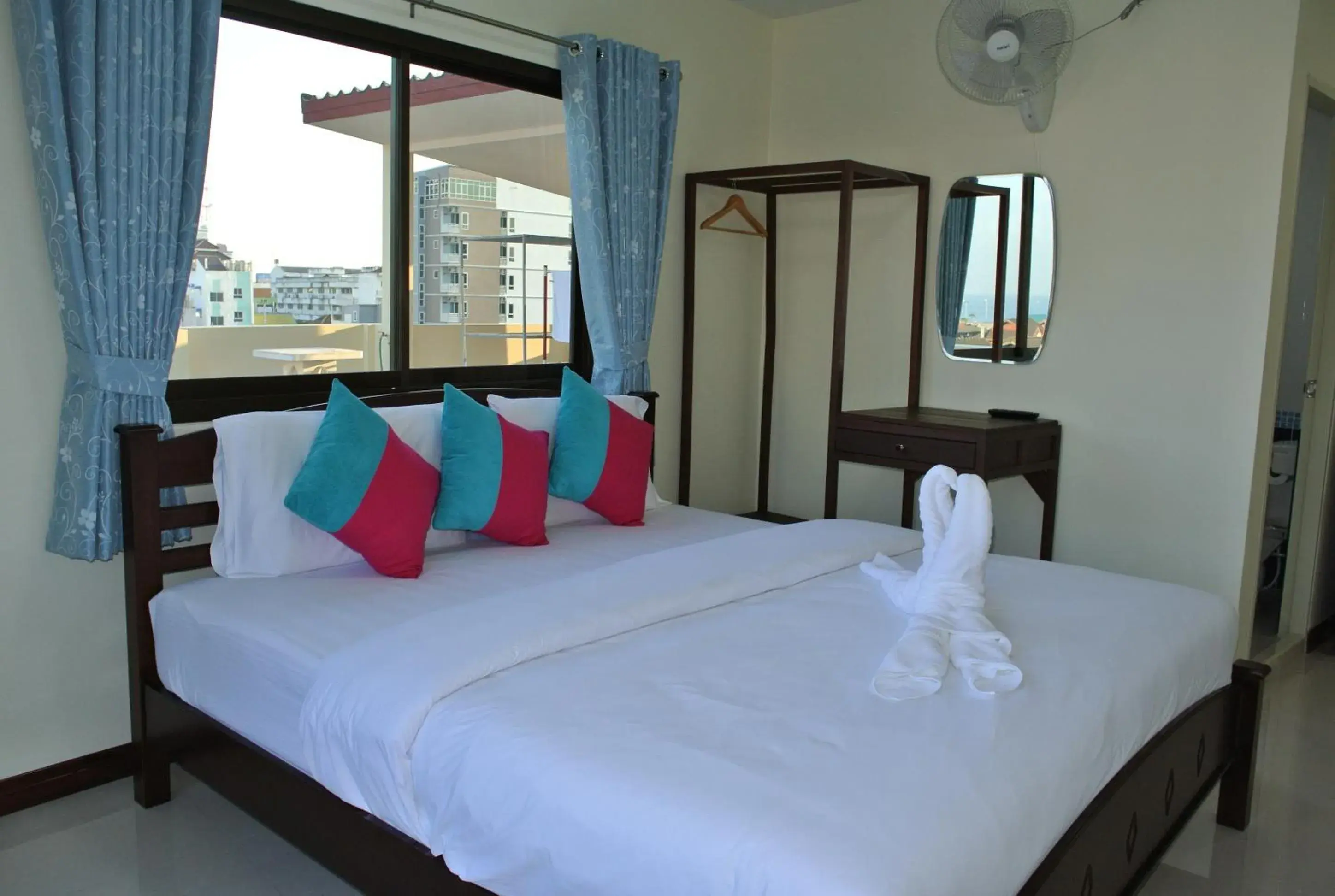 Deluxe Double Room with Ocean View in Baan Taweesuk Guest House Deluxe Double Room with Ocean View in Baan Taweesuk Guest House