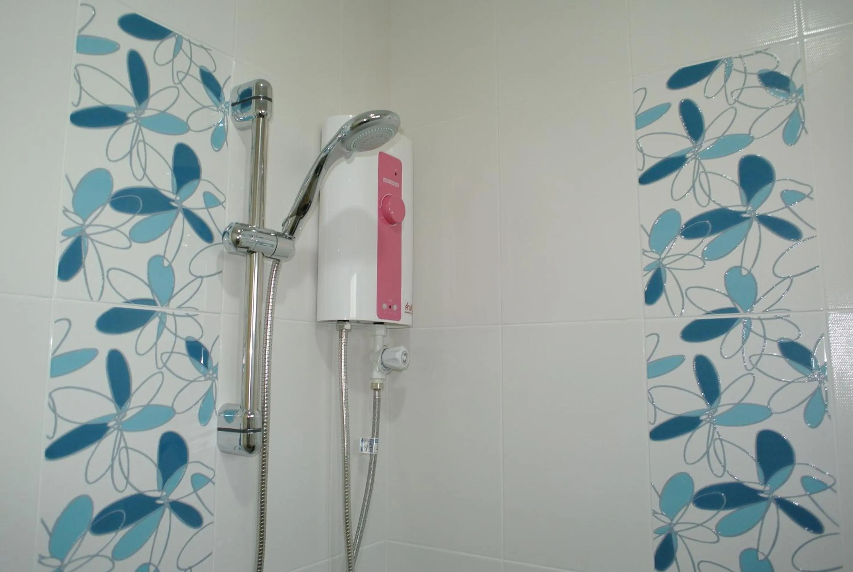 Shower in Baan Taweesuk Guest House