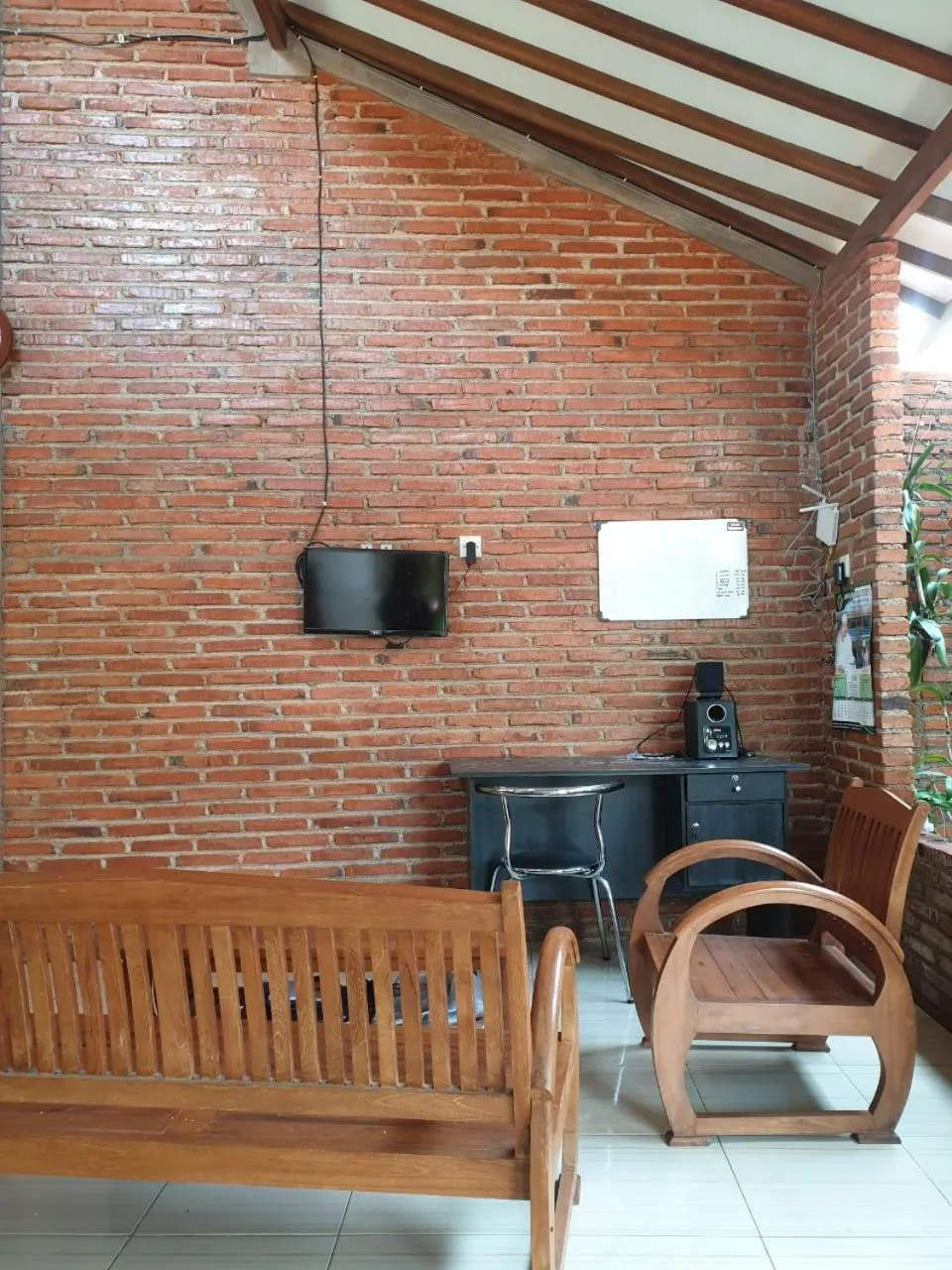 TV and multimedia in Nita's Homestay Banyuwangi