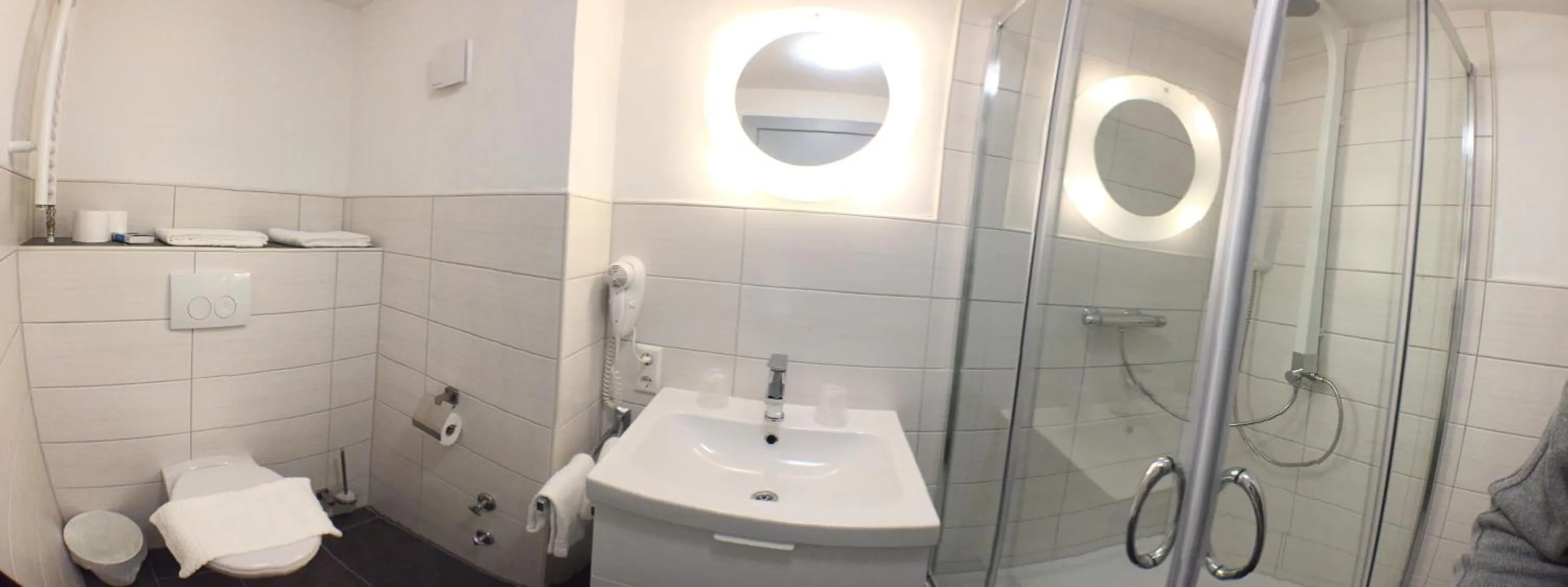 Shower in Hotel-Fritz