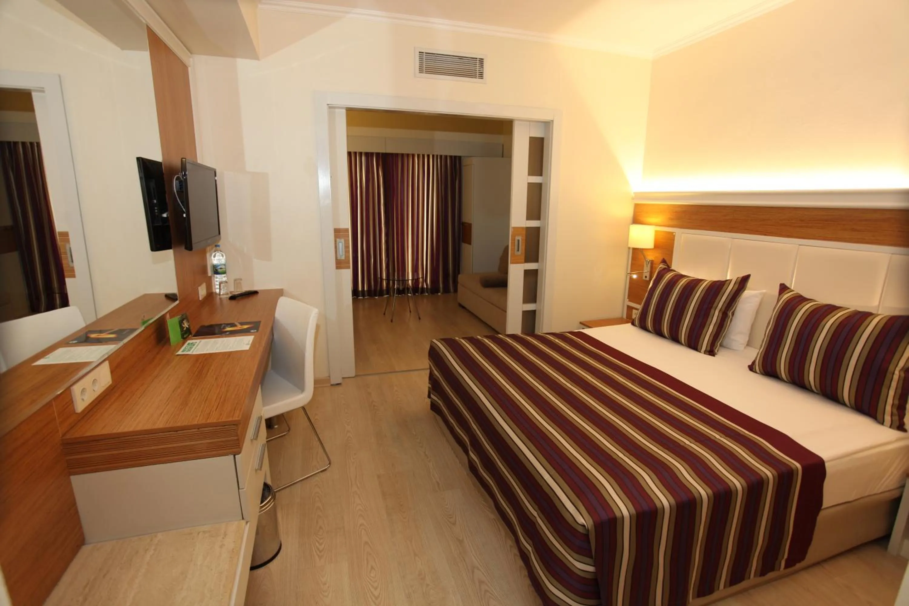 Photo of the whole room, Bed in AQI Pegasos Royal