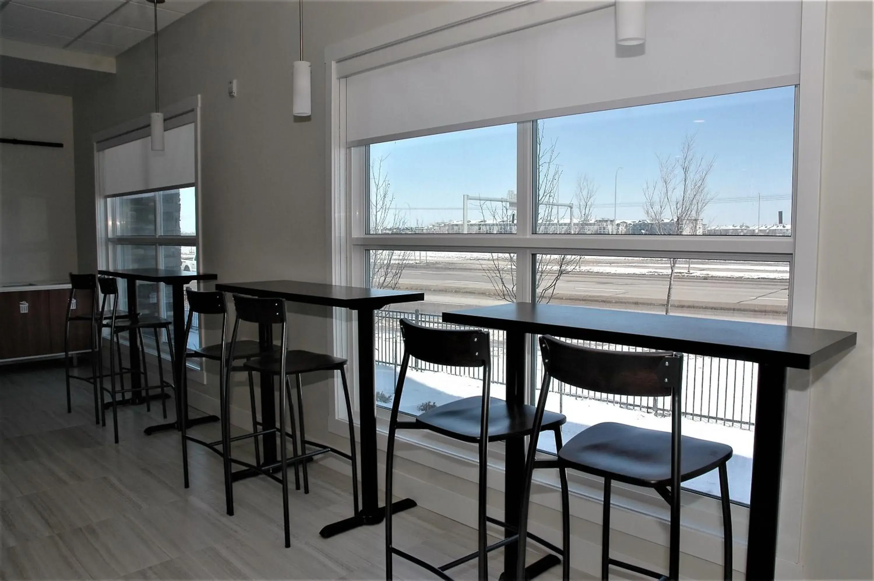 Lounge or bar in Holiday Inn Express & Suites - Edmonton SW – Windermere by IHG Lounge or bar in Holiday Inn Express & Suites - Edmonton SW – Windermere by IHG