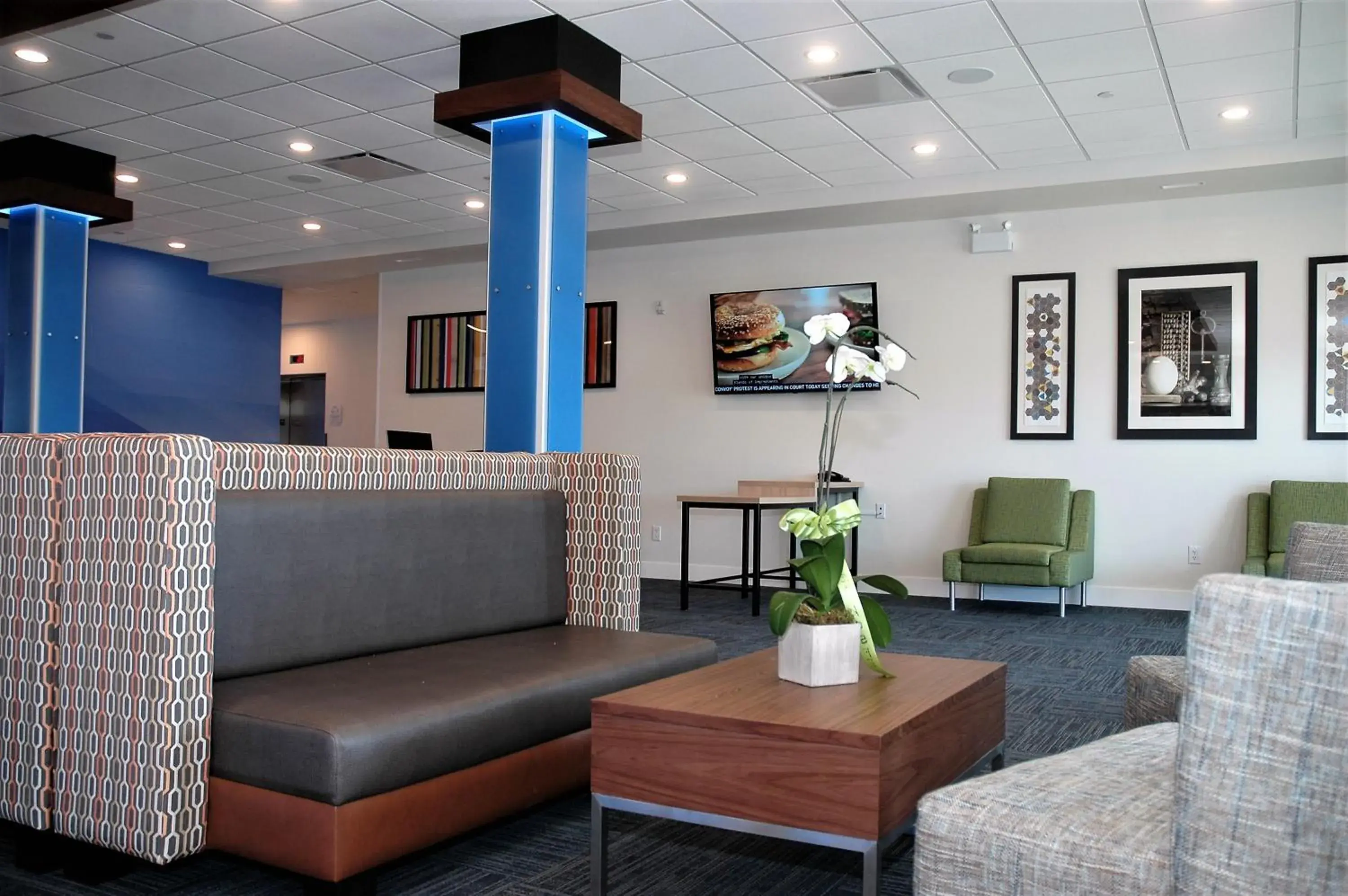 Lobby or reception in Holiday Inn Express & Suites - Edmonton SW – Windermere by IHG Lobby or reception in Holiday Inn Express & Suites - Edmonton SW – Windermere by IHG