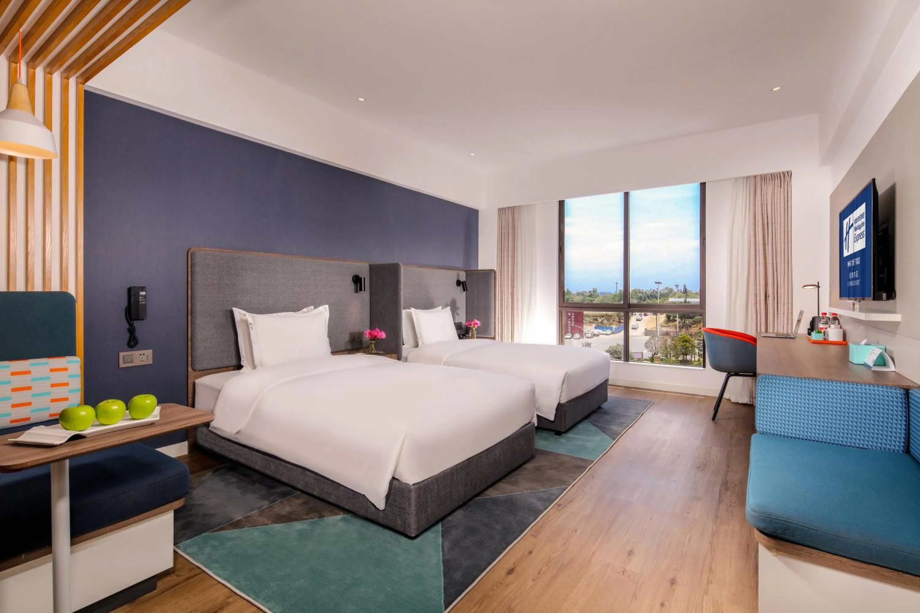 Photo of the whole room, Bed in Holiday Inn Express Chengdu East Railway by lHG - Near The World Games Gymnasium