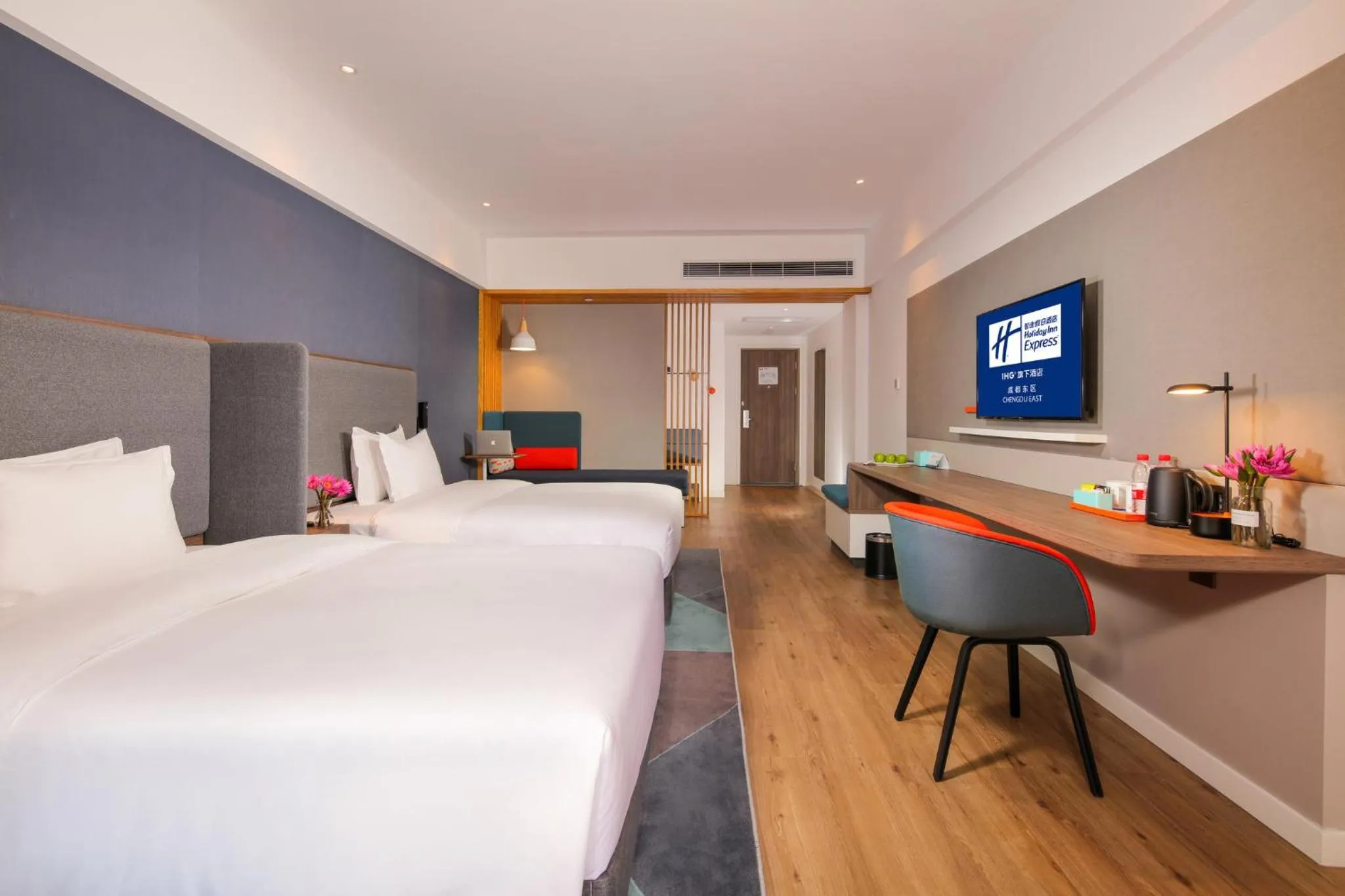 Photo of the whole room, Bed in Holiday Inn Express Chengdu East Railway by lHG - Near The World Games Gymnasium