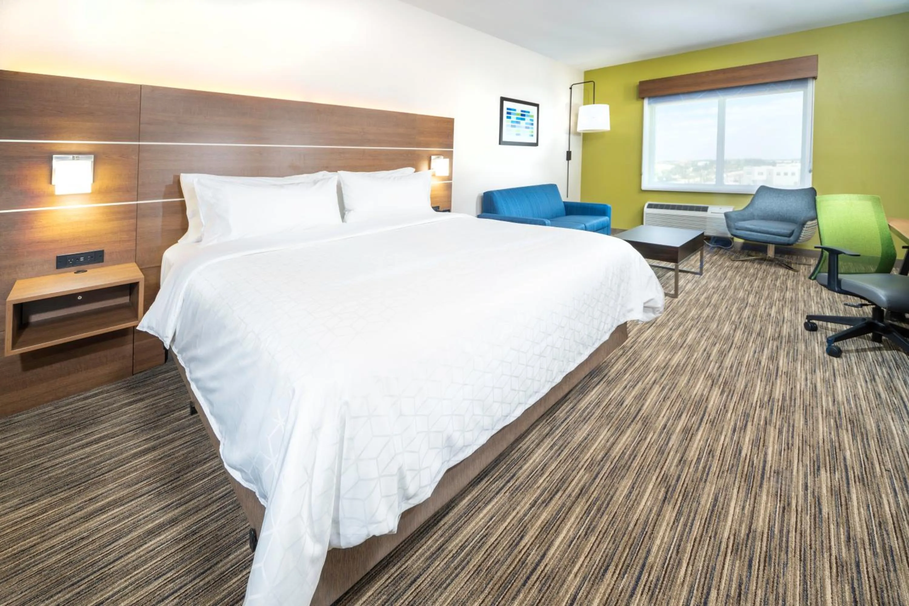 Photo of the whole room, Bed in Holiday Inn Express & Suites - Fort Myers Airport by IHG
