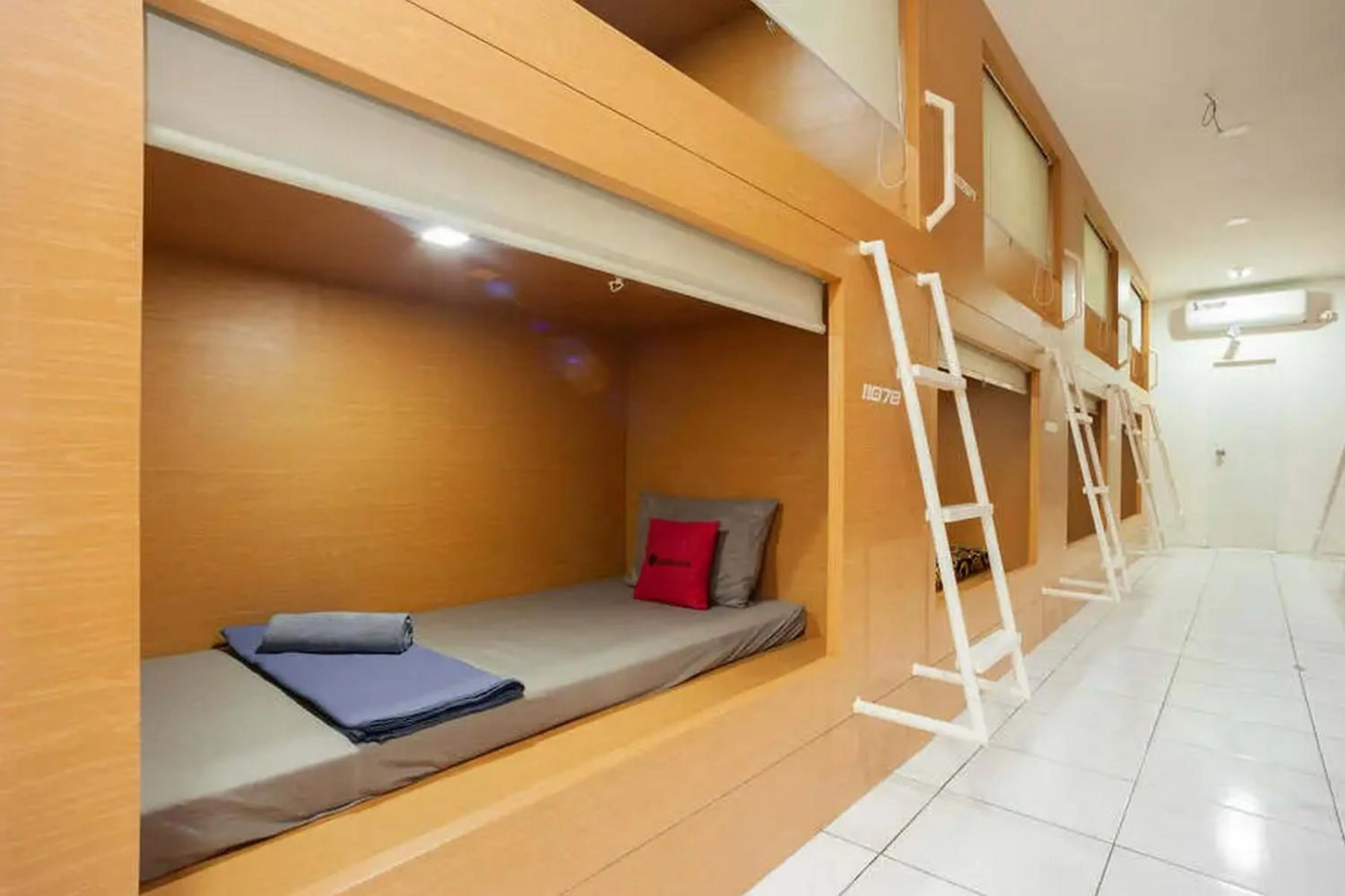 Bedroom, Bed in RedDoorz Hostel near Taman Puring