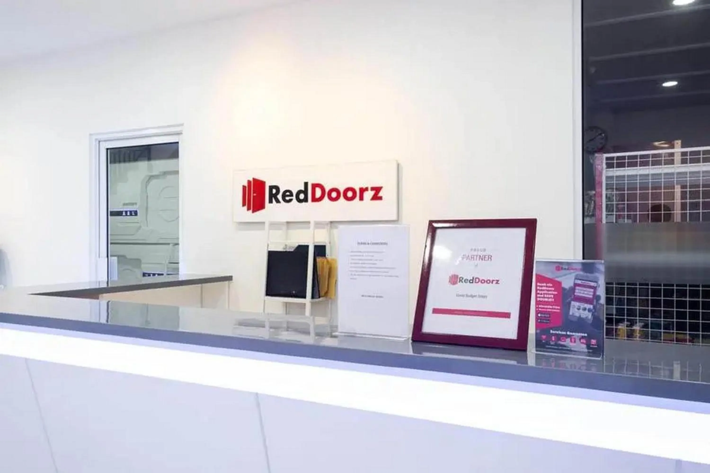 Lobby or reception in RedDoorz Hostel near Taman Puring