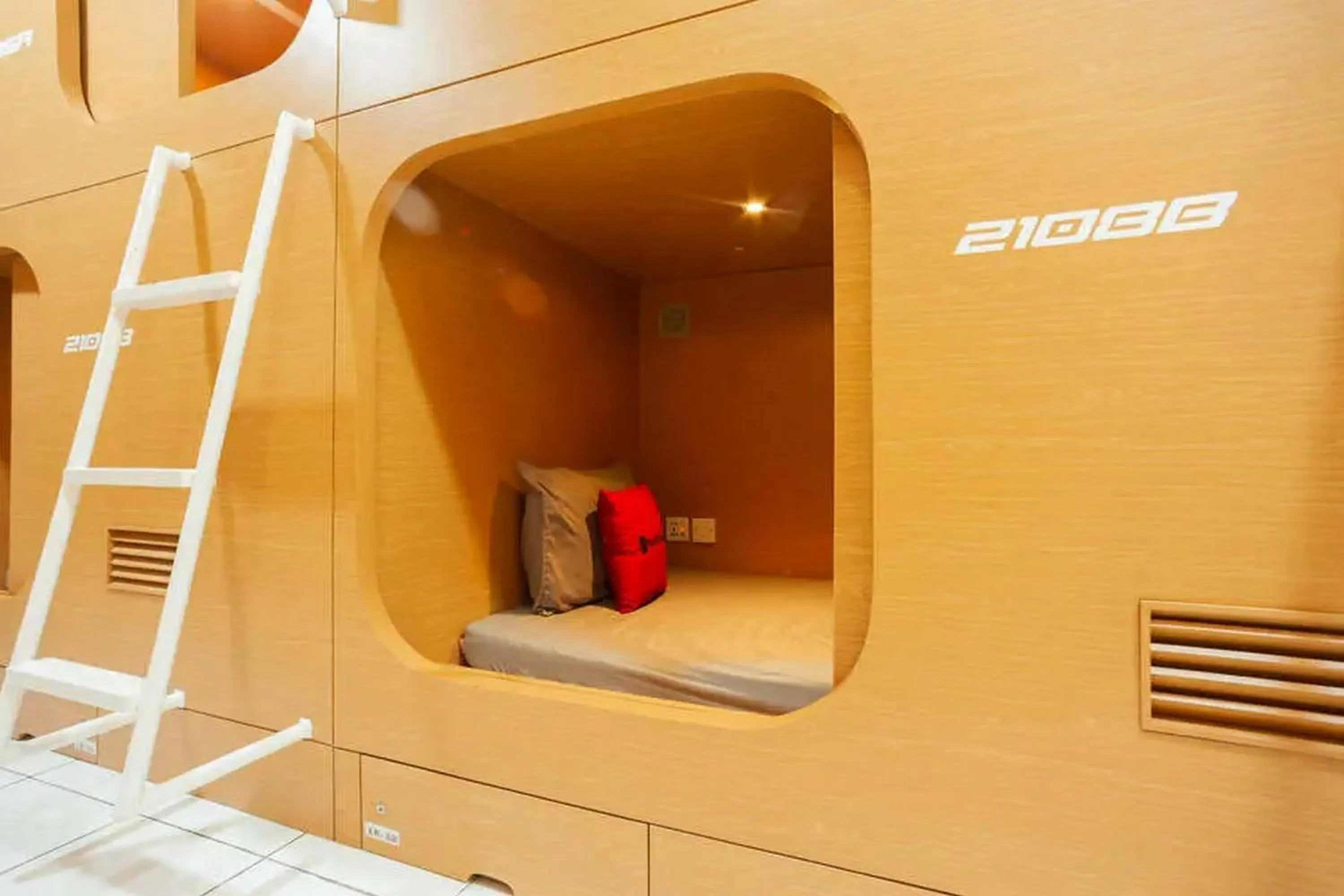 Bedroom in RedDoorz Hostel near Taman Puring