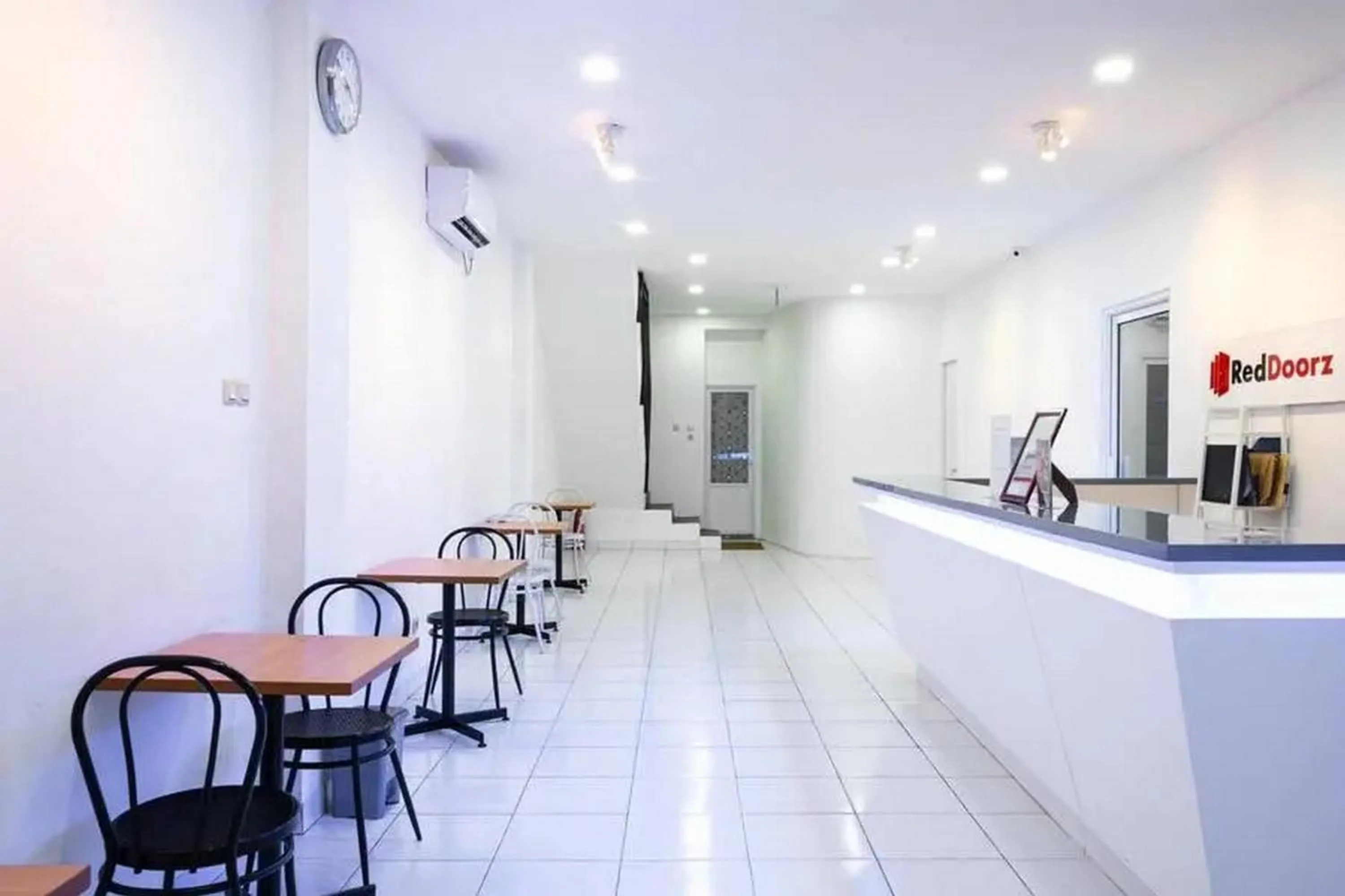 Lobby or reception in RedDoorz Hostel near Taman Puring