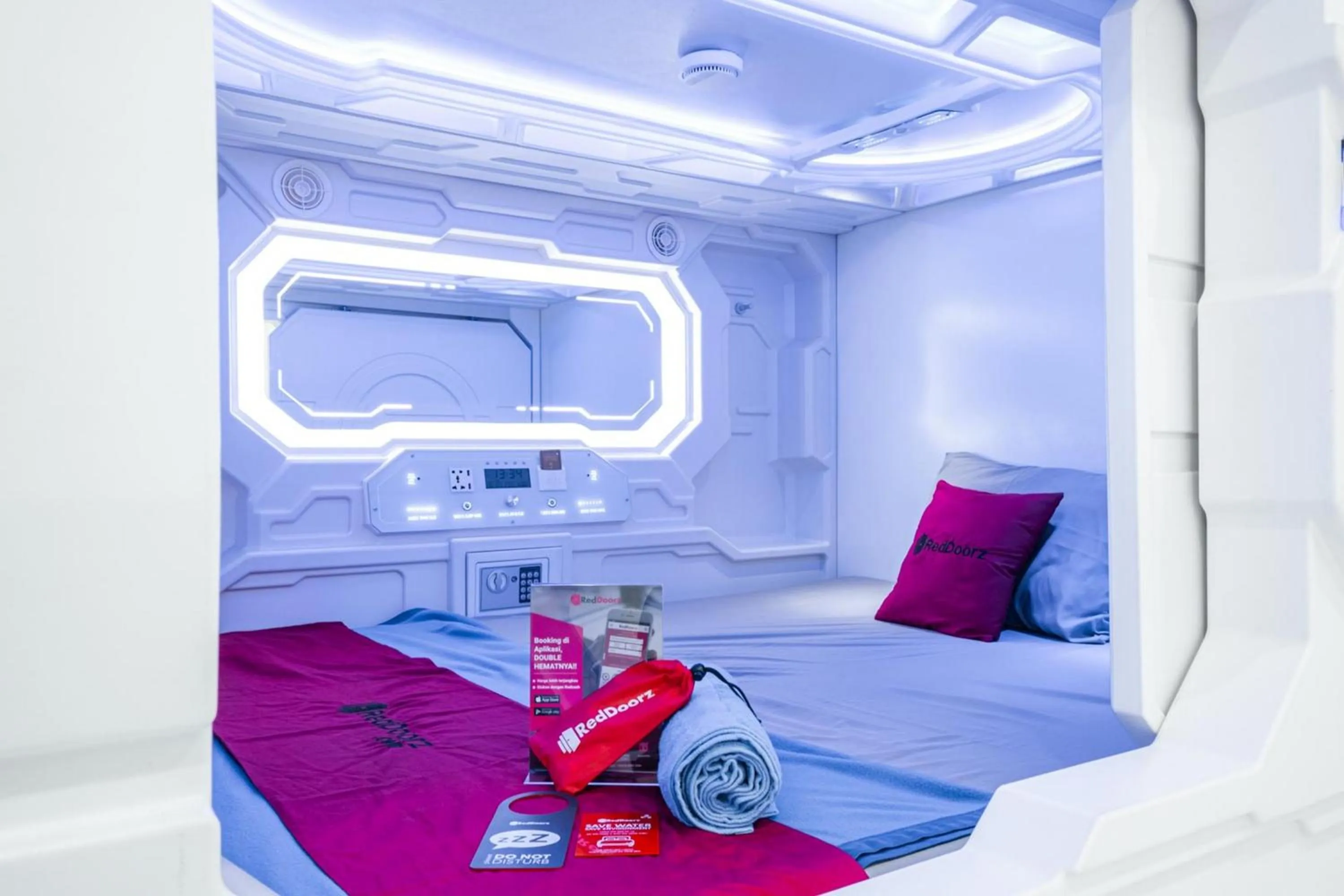 Bedroom, Bed in RedDoorz Hostel near Taman Puring