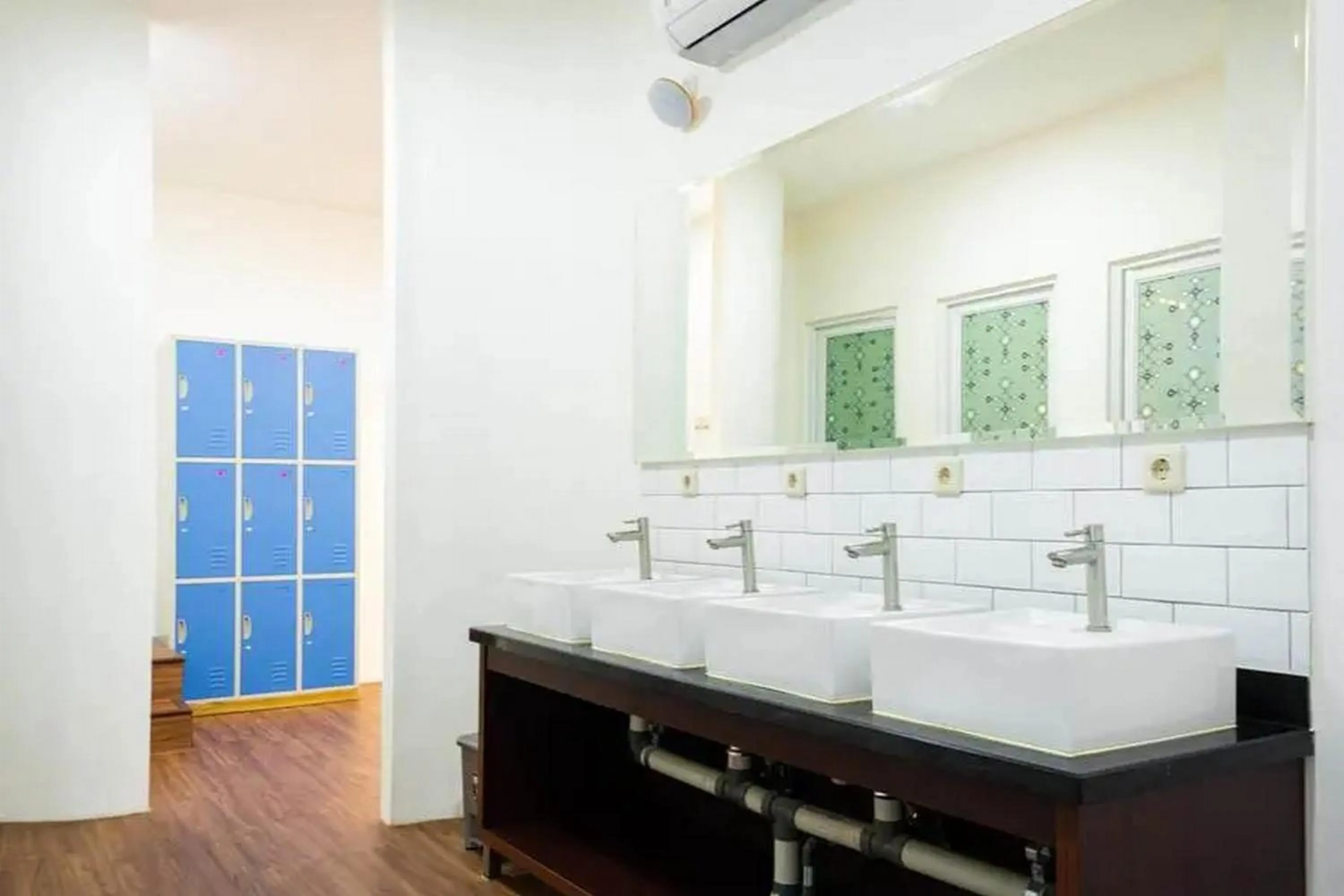 Bathroom in RedDoorz Hostel near Taman Puring