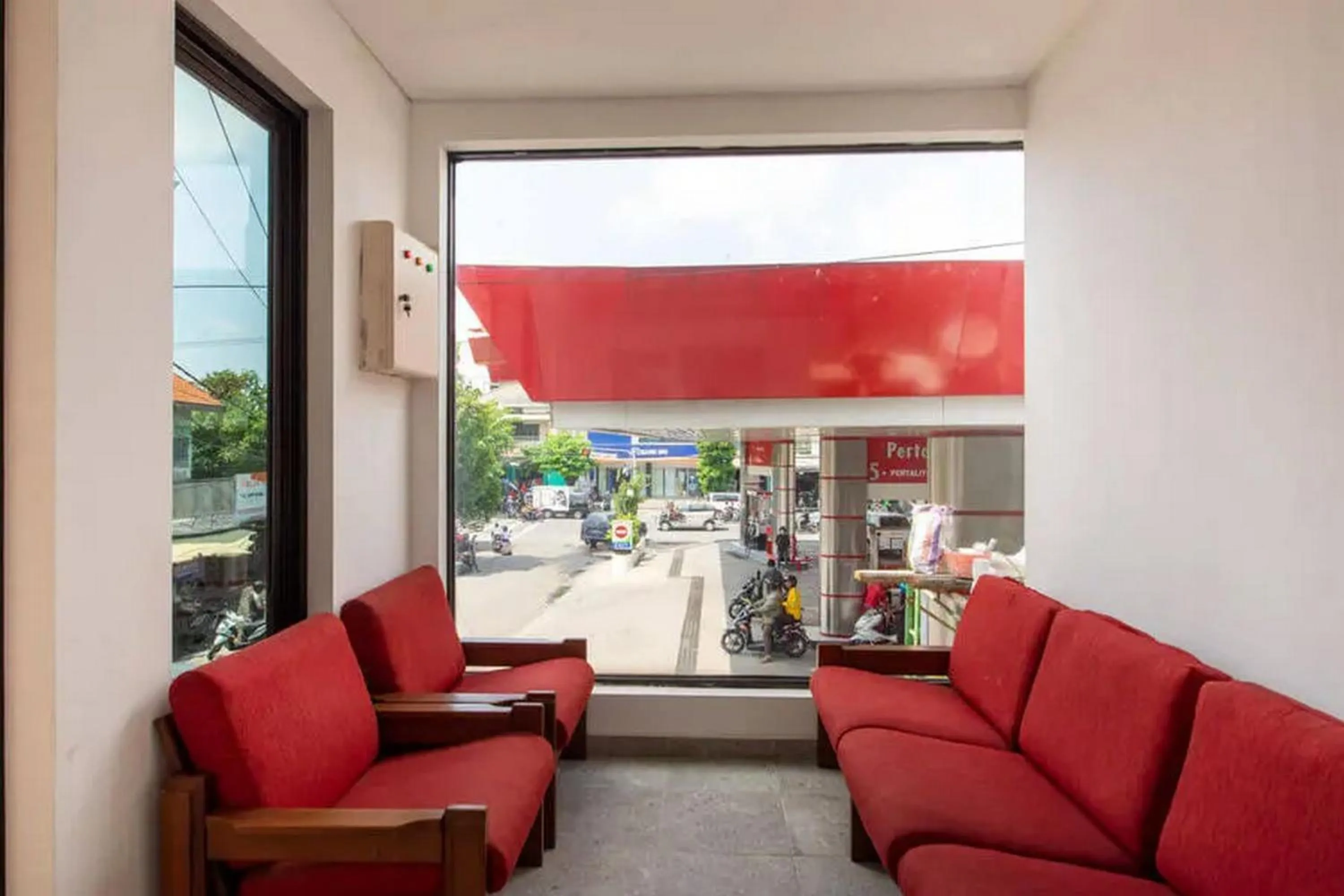 Living room in RedDoorz near Kaza Mall Surabaya