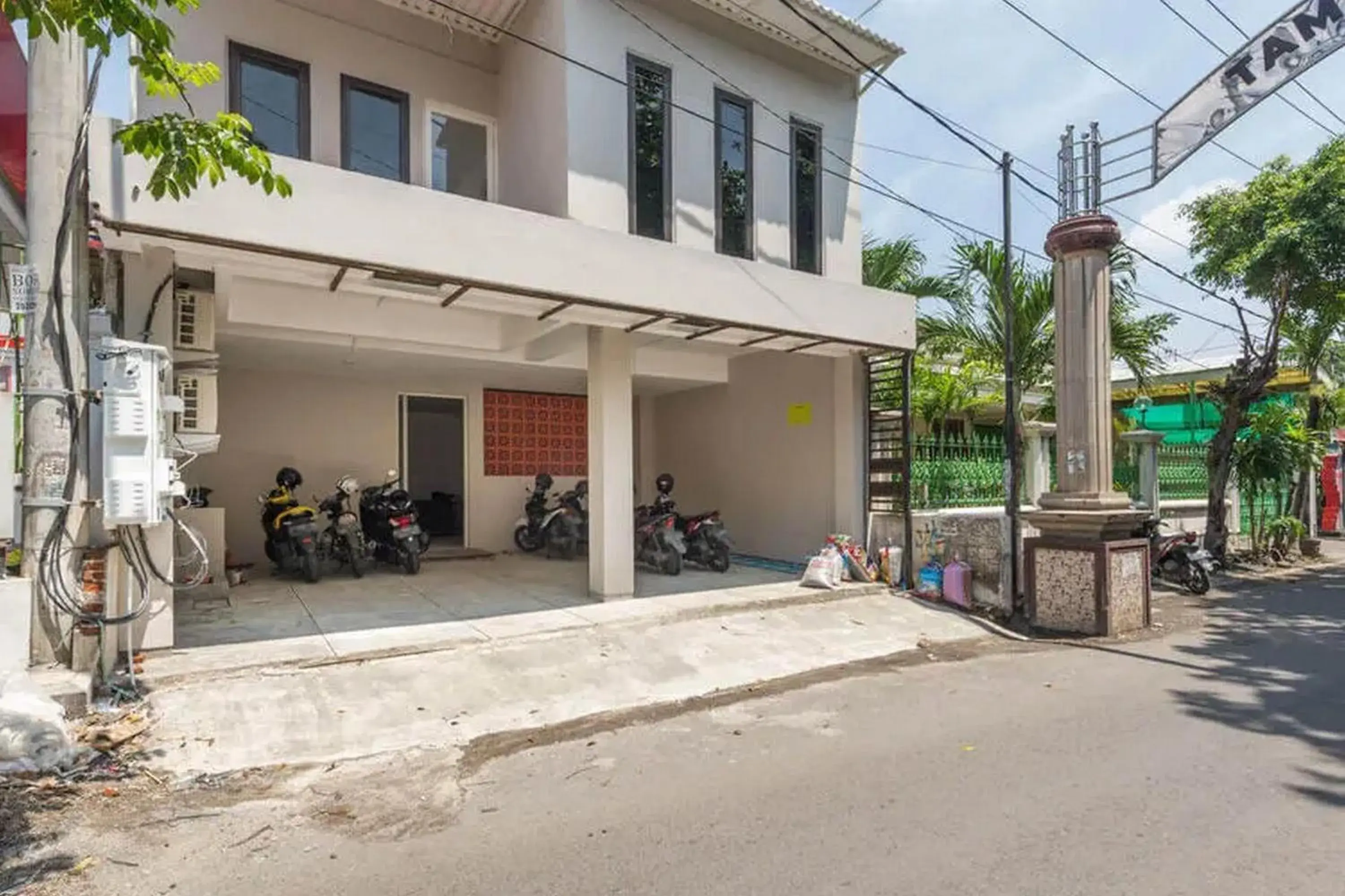 Property building in RedDoorz near Kaza Mall Surabaya Property building in RedDoorz near Kaza Mall Surabaya