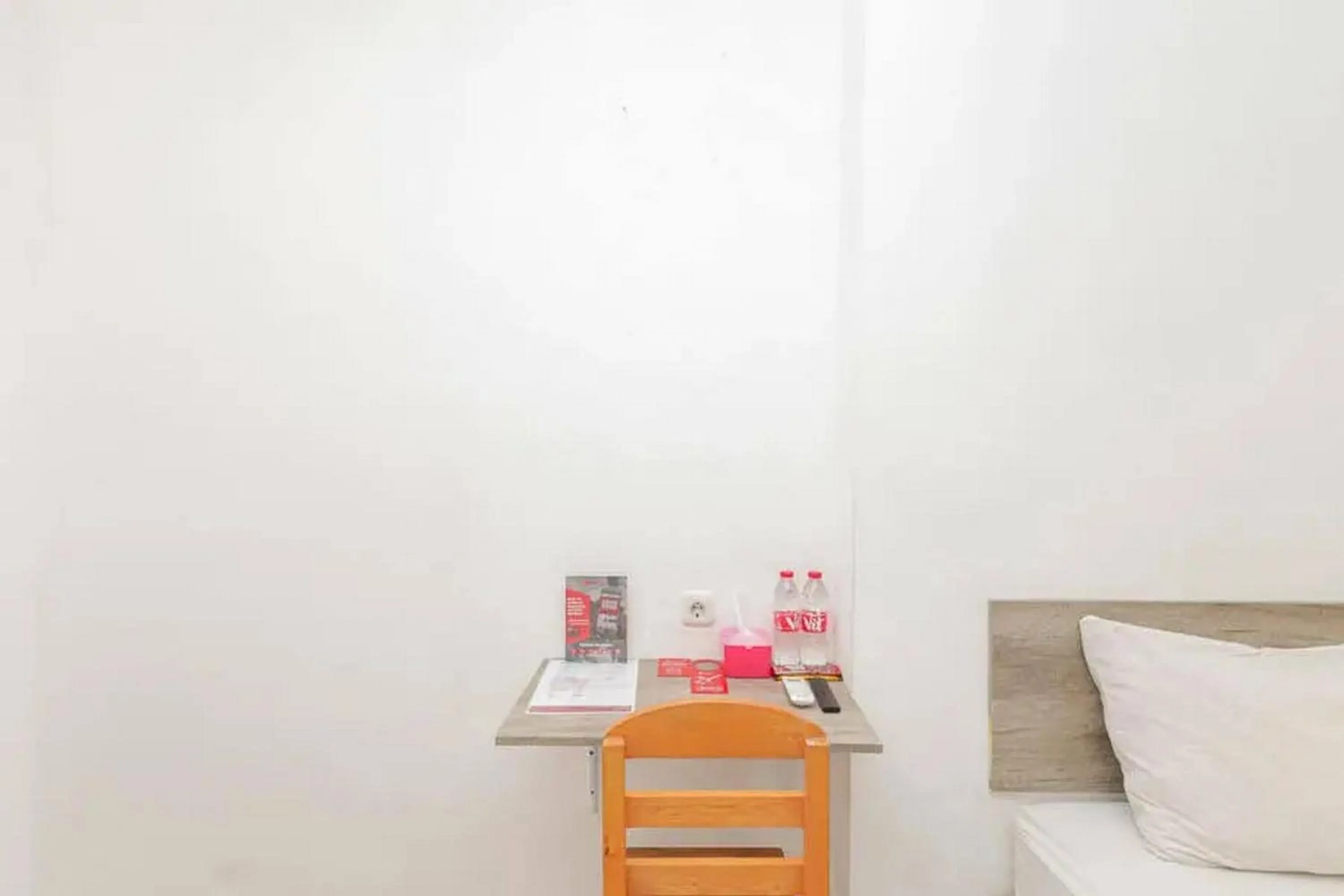 Bedroom, Bed in RedDoorz near Kaza Mall Surabaya