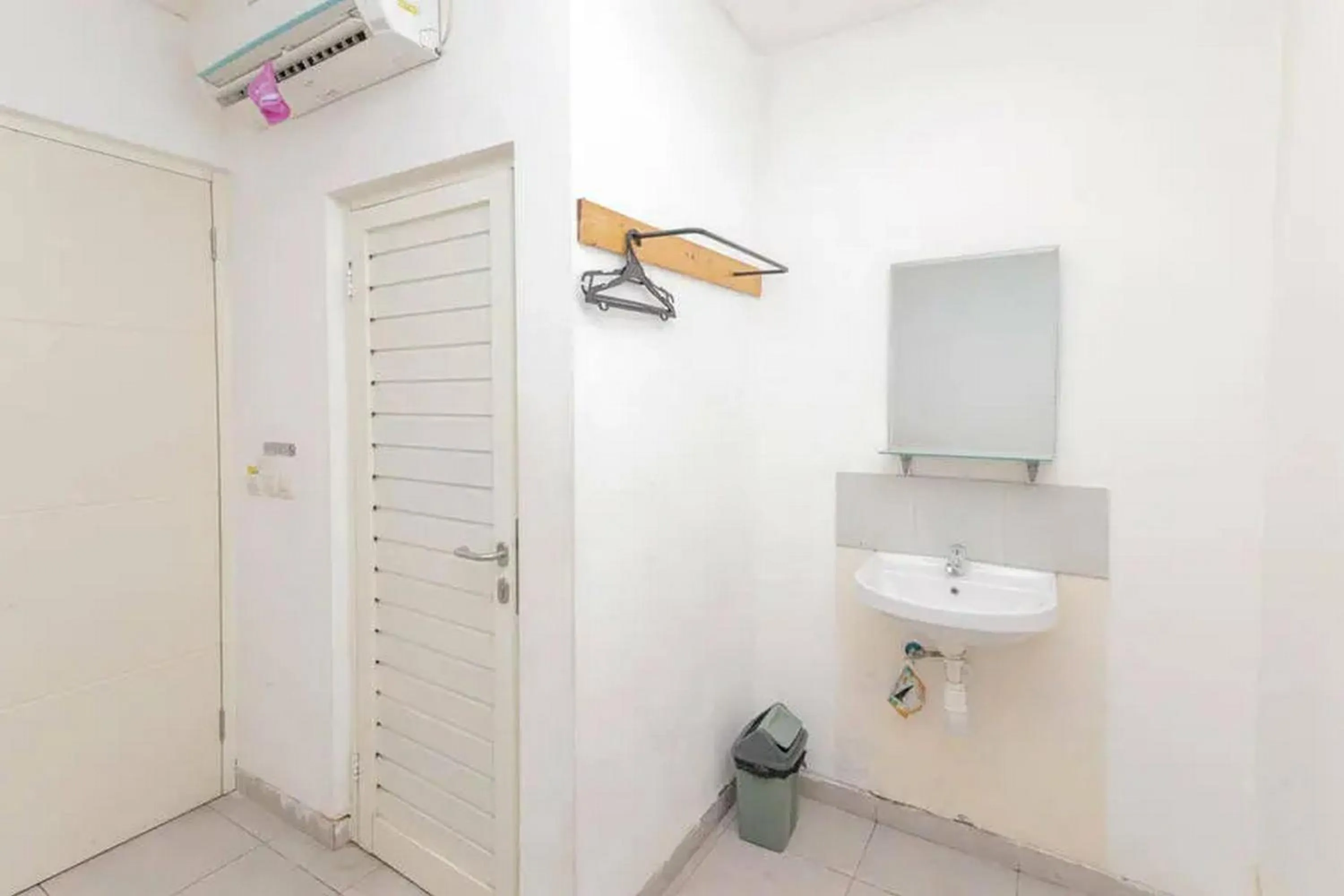 Bathroom in RedDoorz near Kaza Mall Surabaya