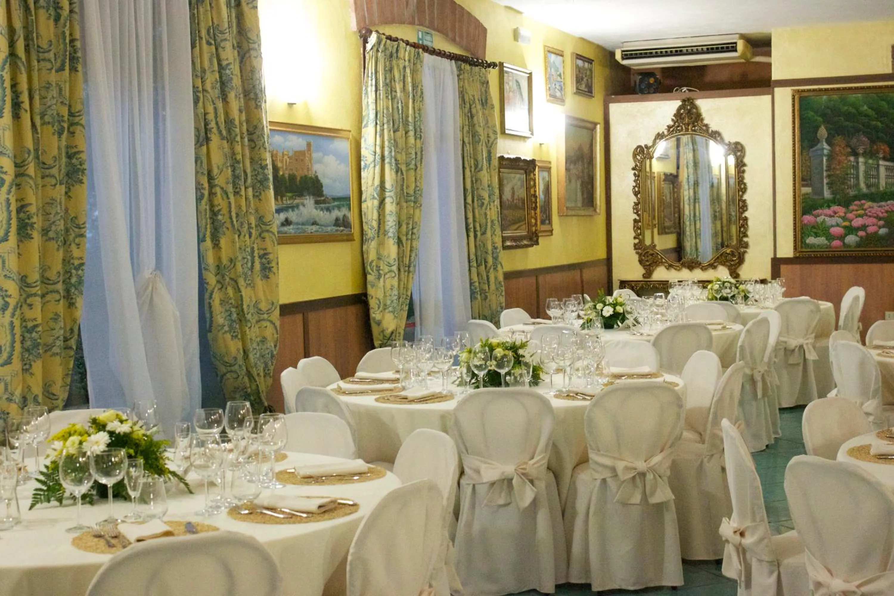 Restaurant/places to eat in Hotel Antico Residence Roma