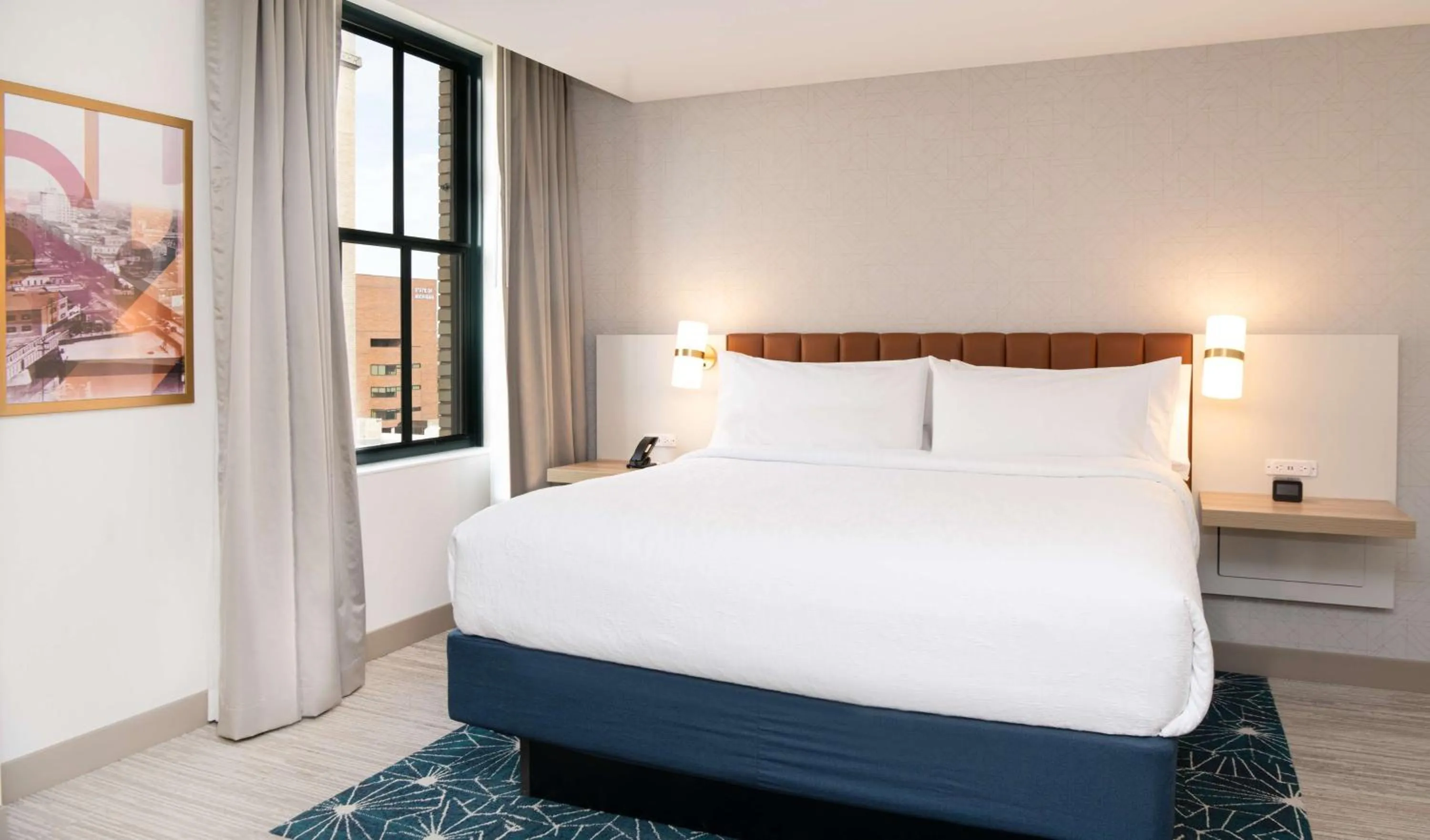 Bed in Hilton Garden Inn Flint Downtown