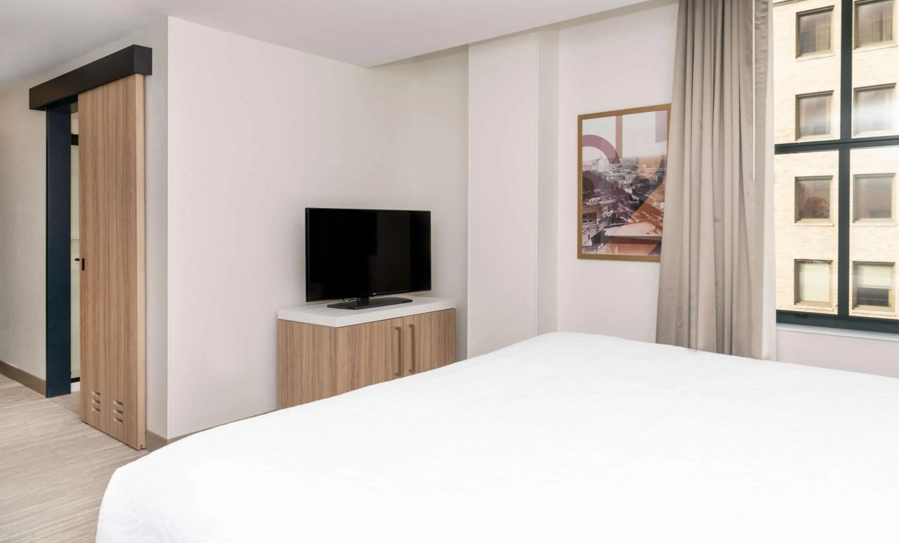 Bed in Hilton Garden Inn Flint Downtown