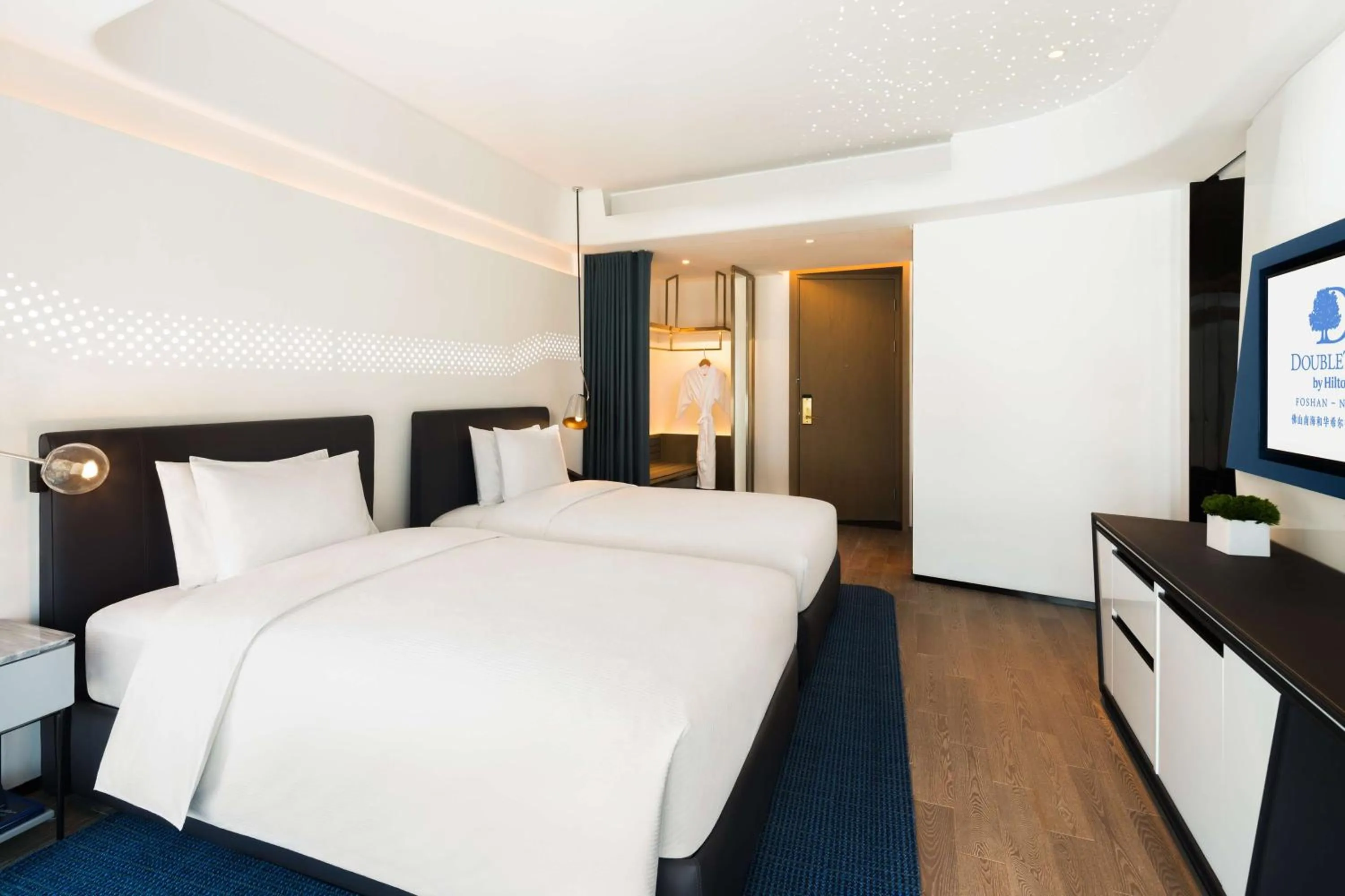 Bed in Doubletree by Hilton Foshan Nanhai- Close to Guangzhou Jiaokou Metro