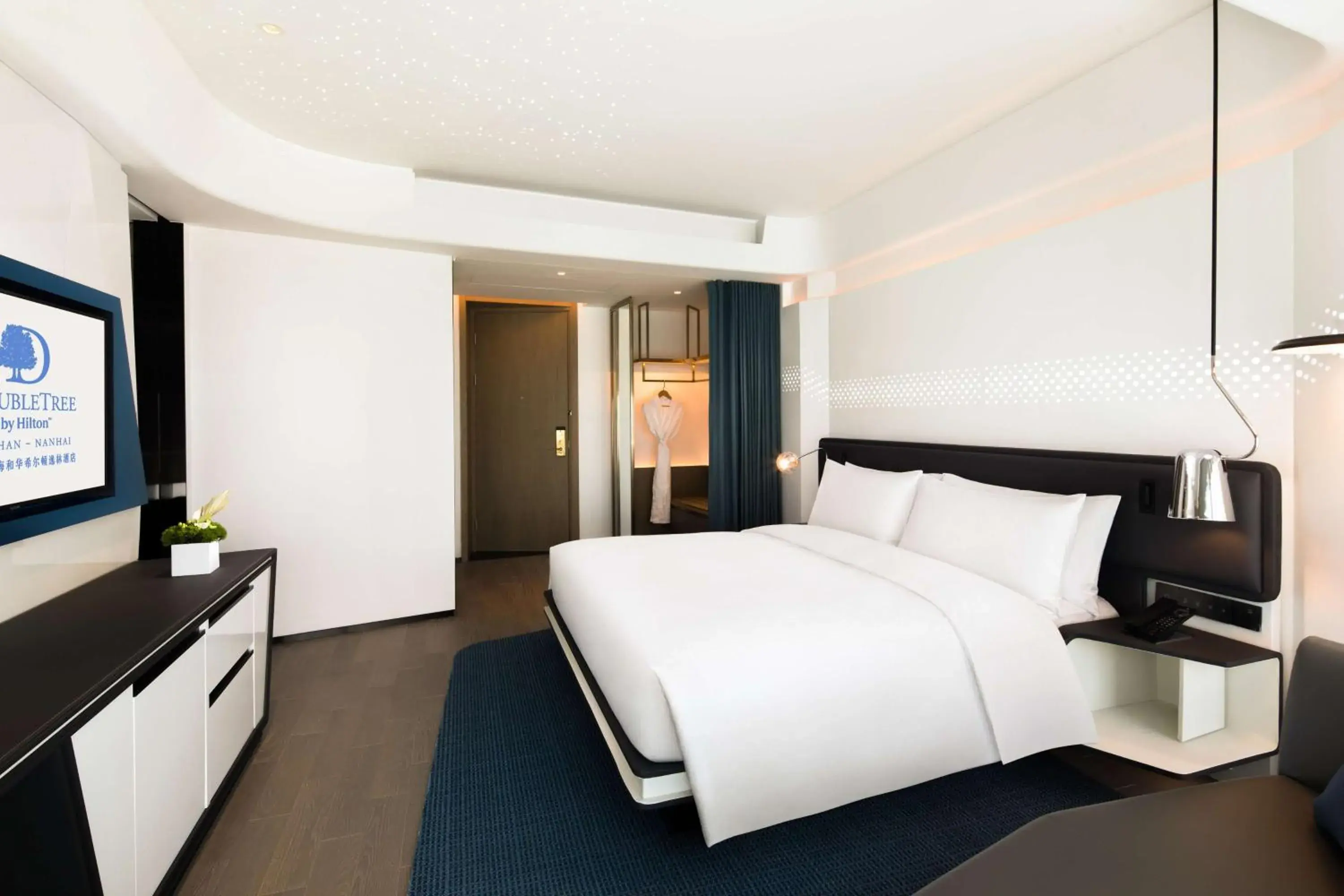 Bed in Doubletree by Hilton Foshan Nanhai-Free Canton Fair Shuttle Bus Bed in Doubletree by Hilton Foshan Nanhai-Free Canton Fair Shuttle Bus