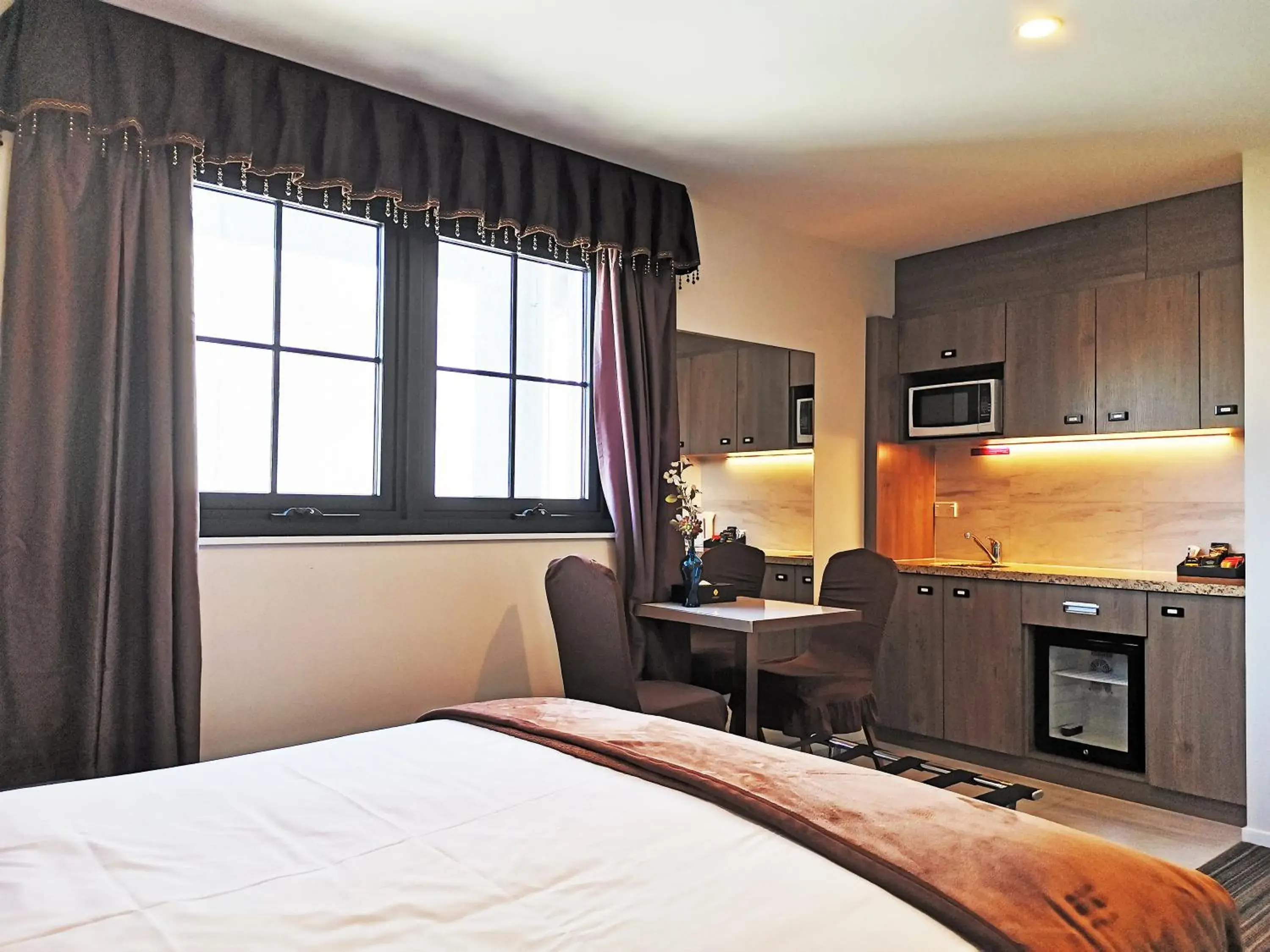 Queen Studio in The Salisbury Business Class Queen Studio in The Salisbury Business Class