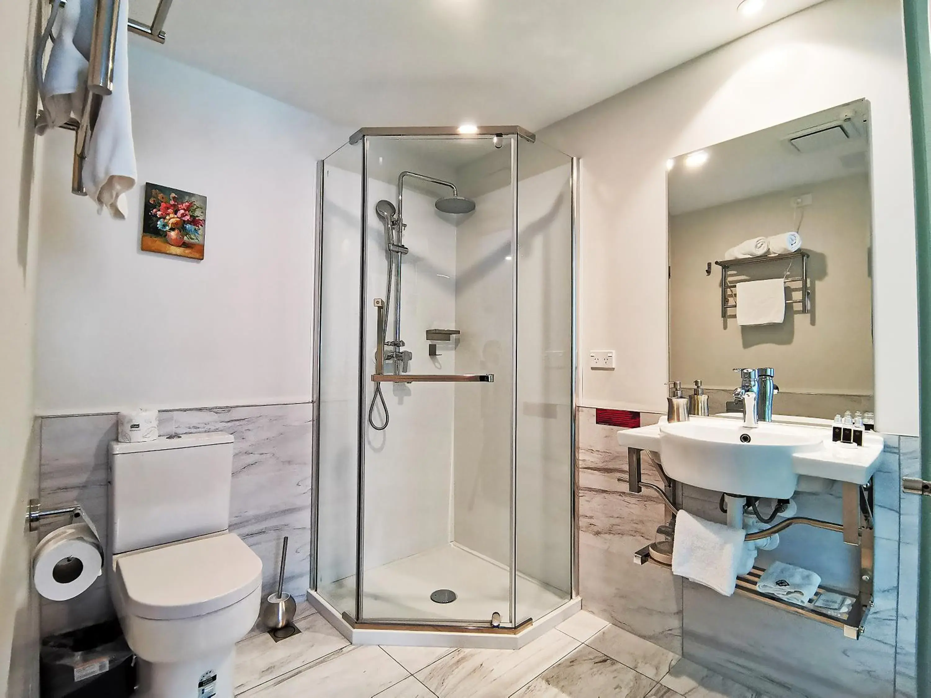 Queen Studio in The Salisbury Business Class Queen Studio in The Salisbury Business Class