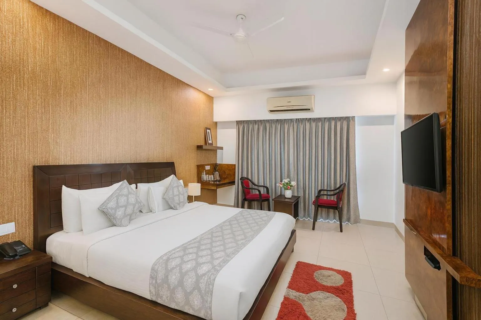 Communal lounge/ TV room, Bed in Hotel Zion Inn, Cantonment, Varanasi