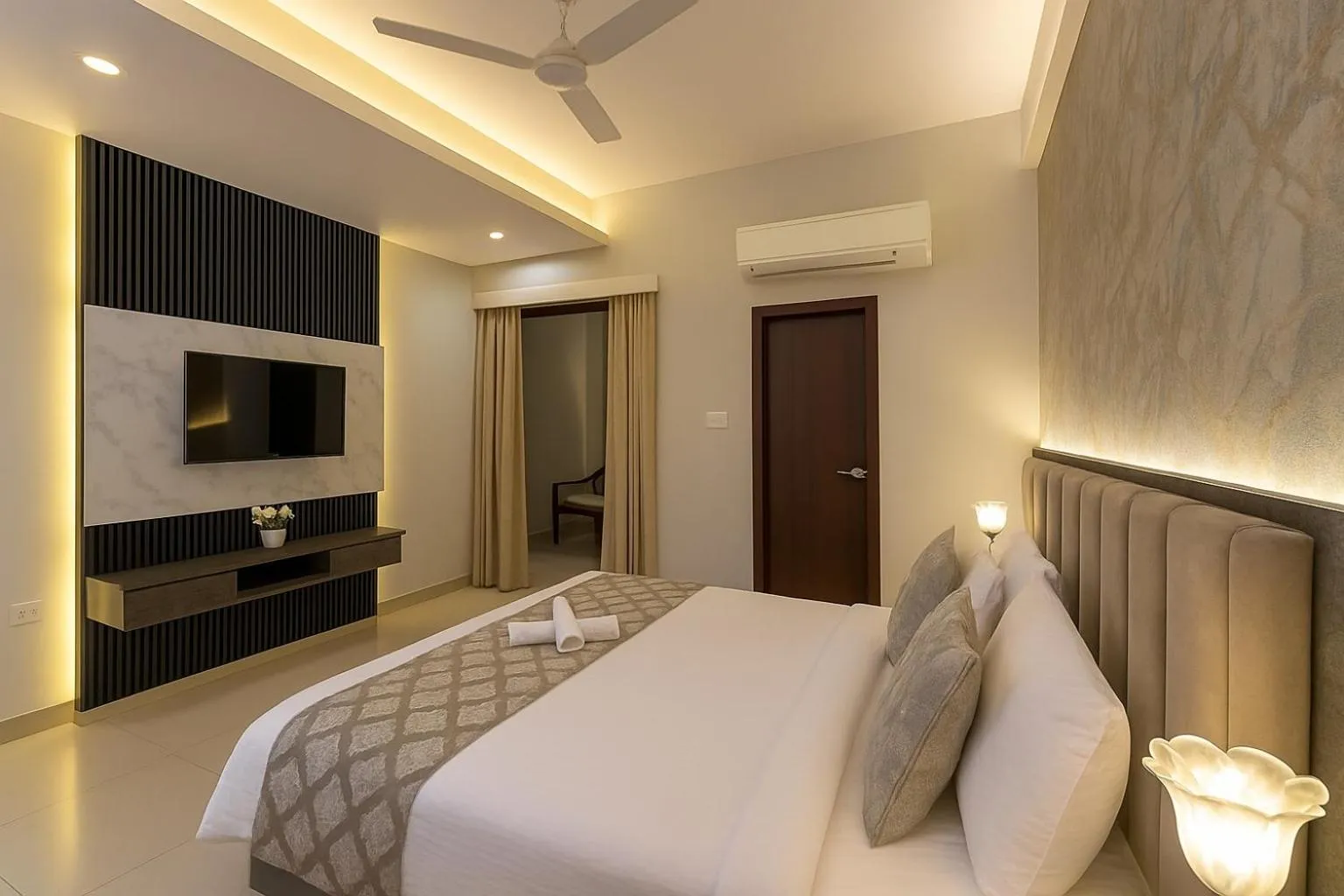 Communal lounge/ TV room, Bed in Hotel Zion Inn, Cantonment, Varanasi