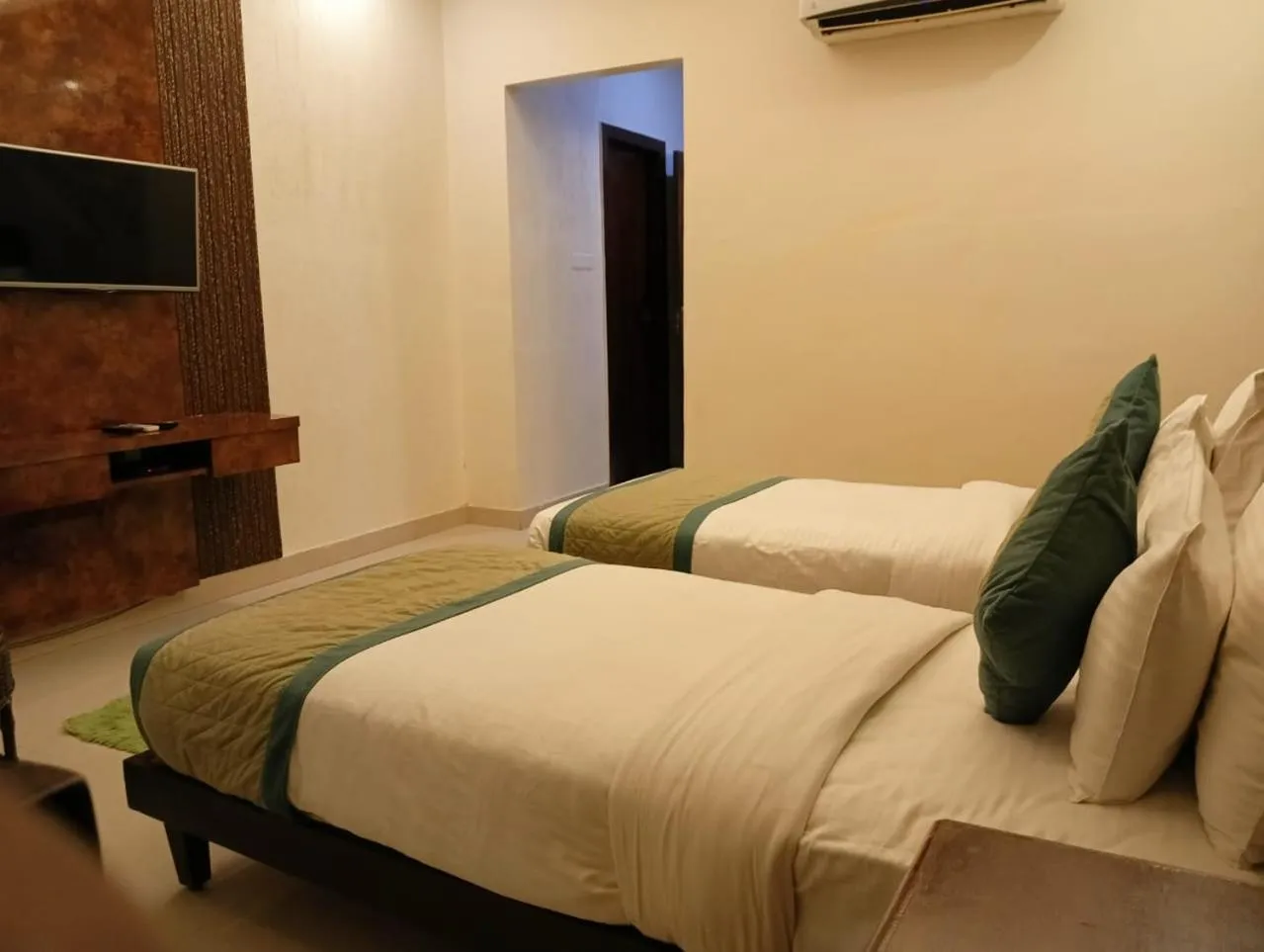 Bed in Hotel Zion Inn, Cantonment, Varanasi
