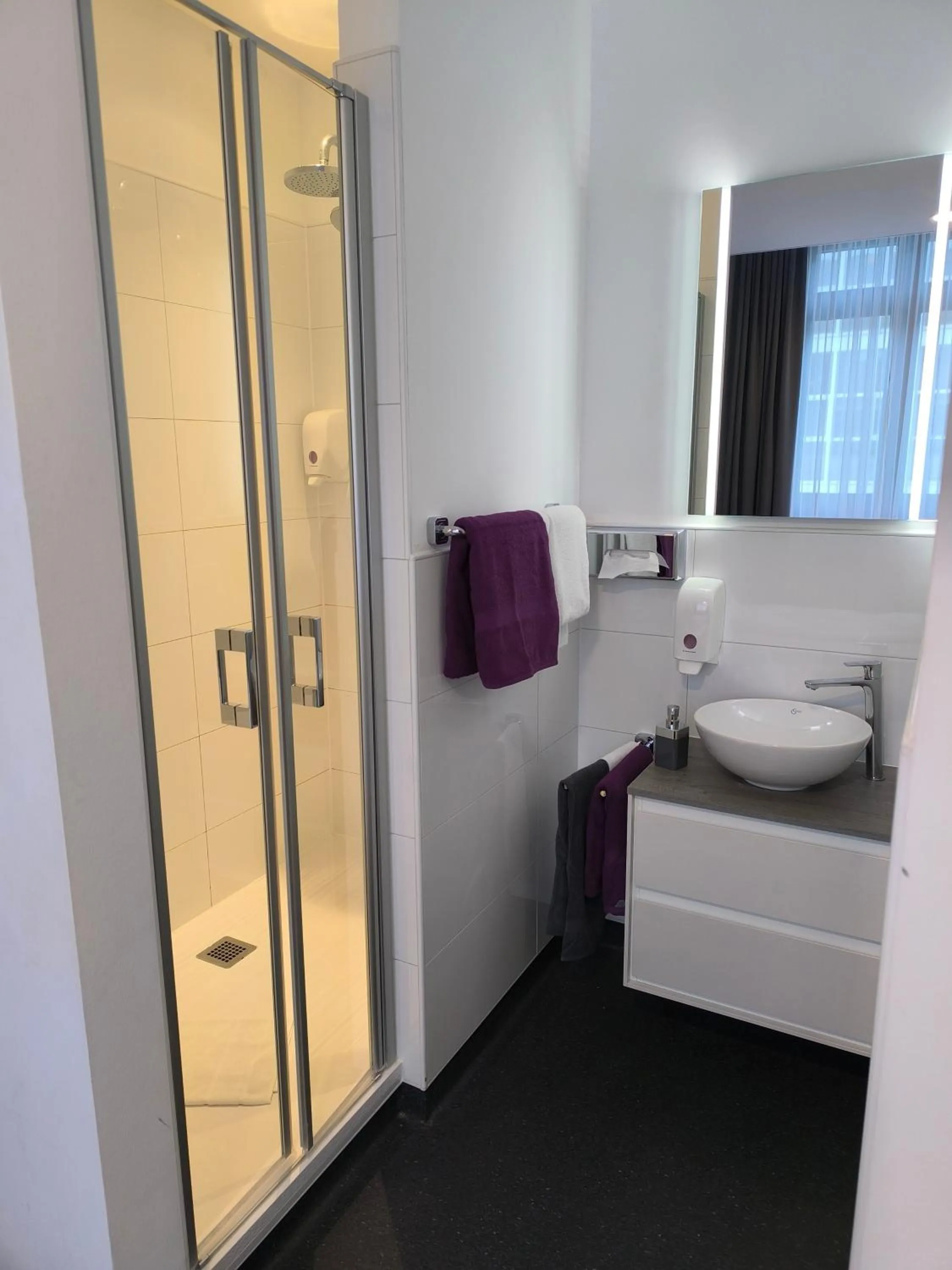 Bathroom, Bed in New Work Hotel Essen