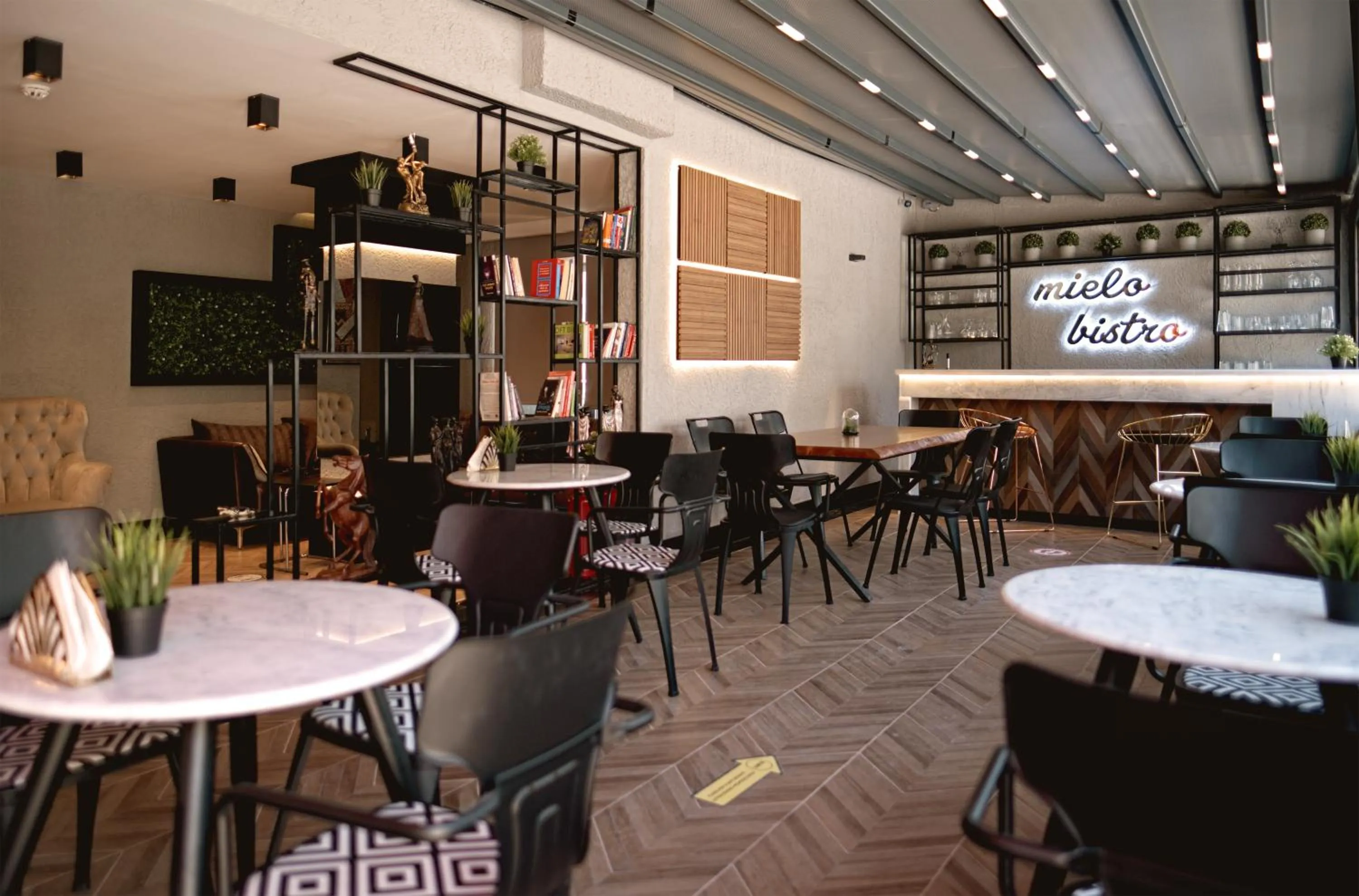 Restaurant/places to eat in Mielo Lara Hotel