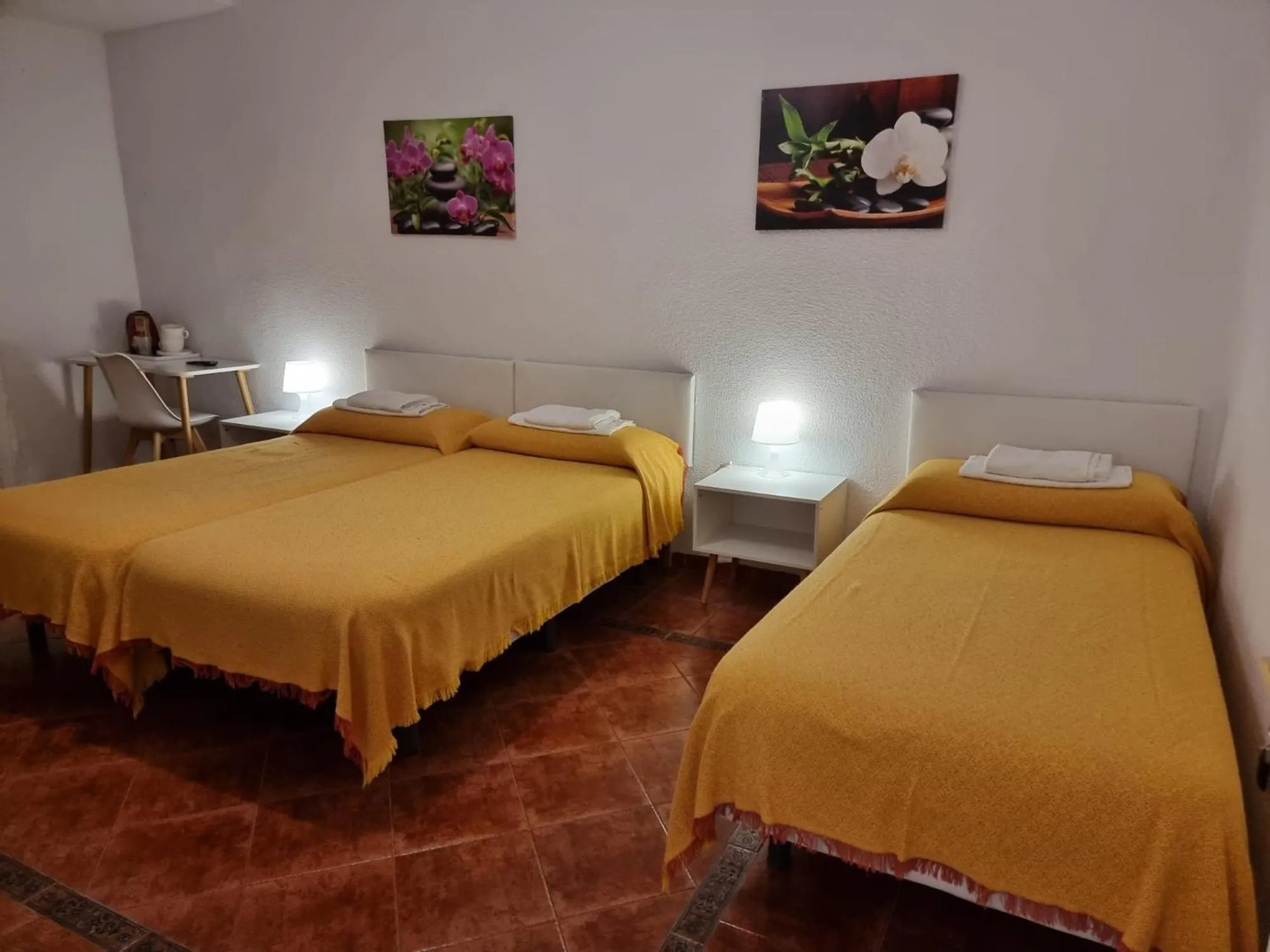 Basic Triple Room with Shared Bathroom in Casa de Huéspedes Cuenca