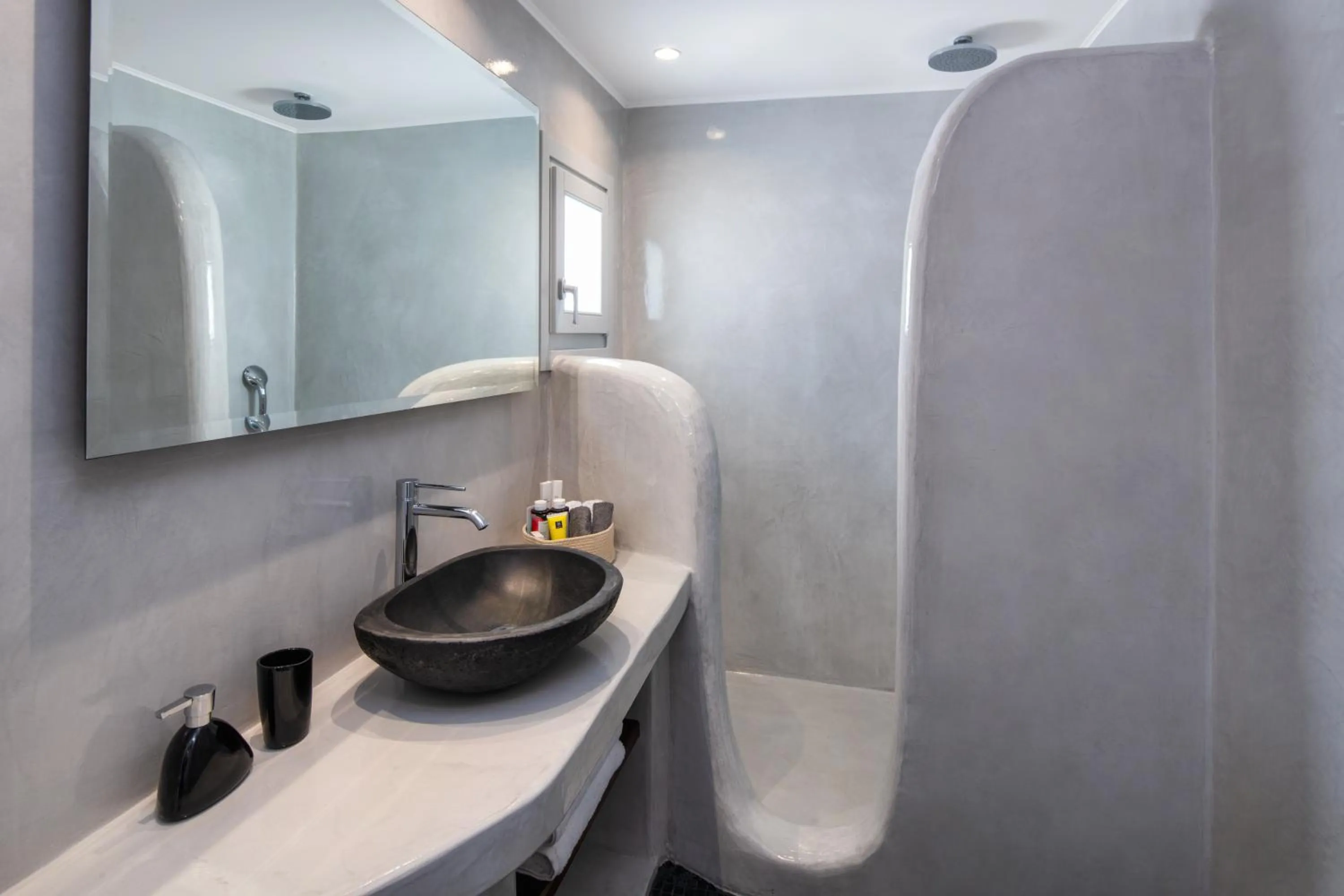 Shower in Siete Mares Luxury Suites