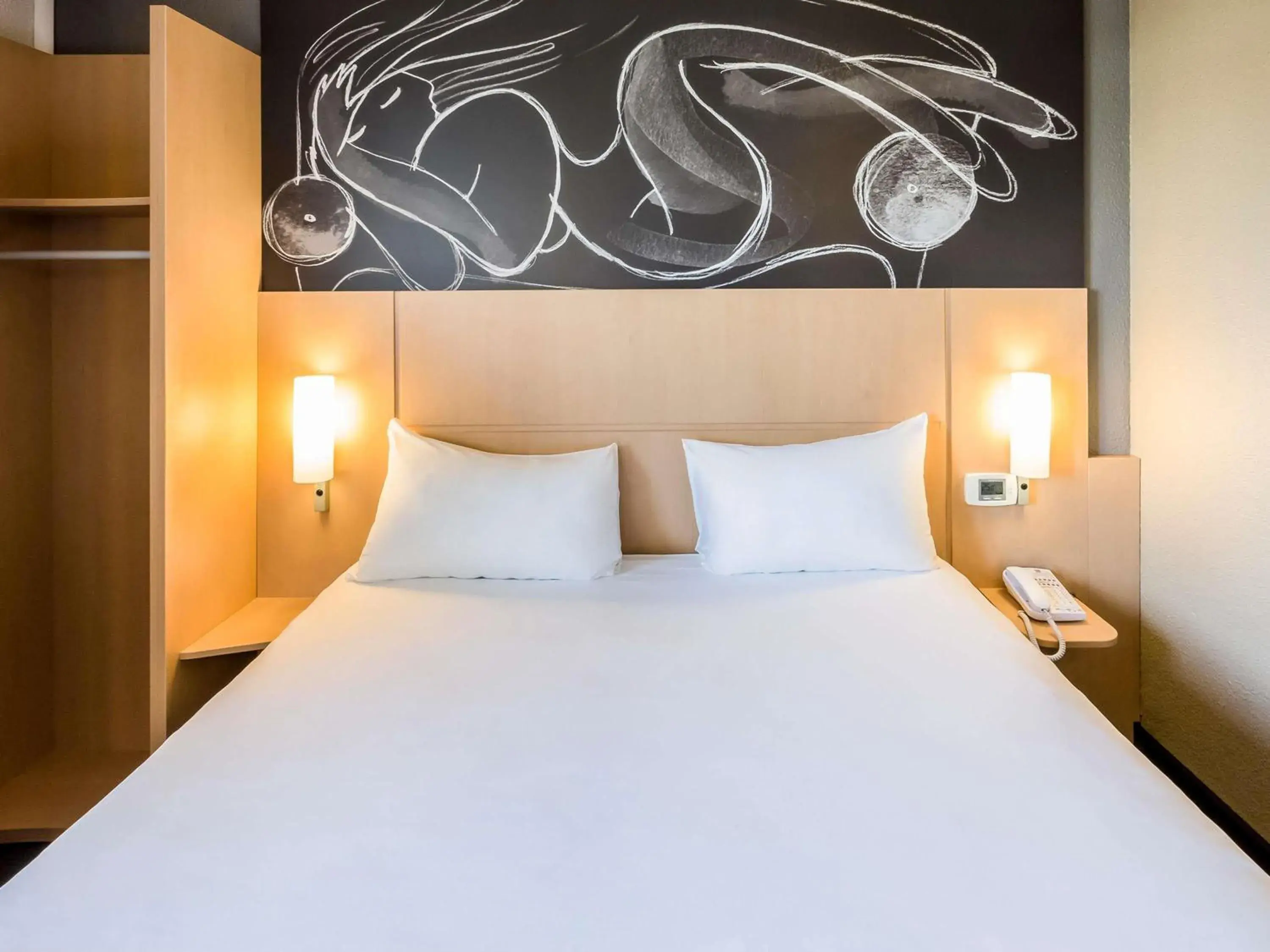 Bedroom, Bed in ibis Beziers Est Mediterranee A9/A75 Bedroom, Bed in ibis Beziers Est Mediterranee A9/A75