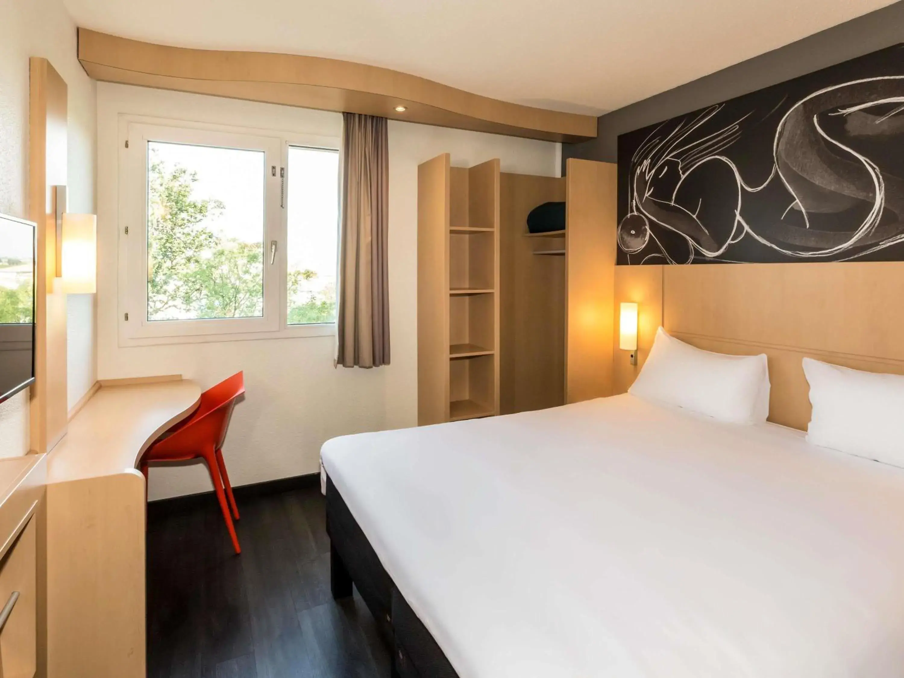 Bedroom, Bed in ibis Beziers Est Mediterranee A9/A75 Bedroom, Bed in ibis Beziers Est Mediterranee A9/A75