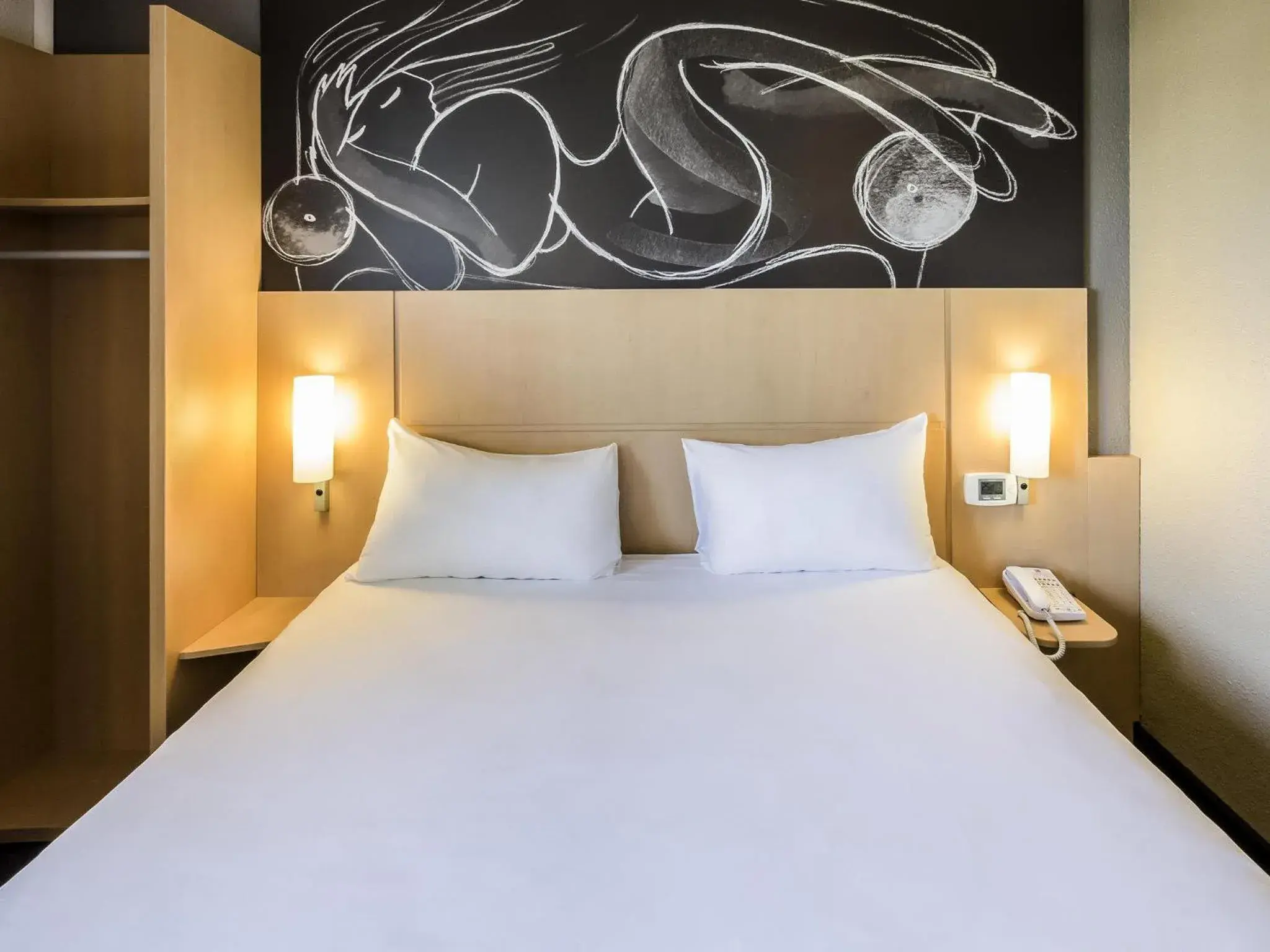 Bedroom, Bed in ibis Beziers Est Mediterranee A9/A75 Bedroom, Bed in ibis Beziers Est Mediterranee A9/A75