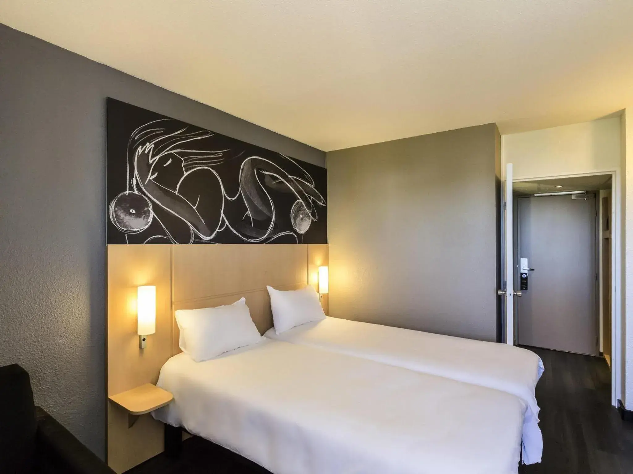 Bedroom, Bed in ibis Beziers Est Mediterranee A9/A75 Bedroom, Bed in ibis Beziers Est Mediterranee A9/A75