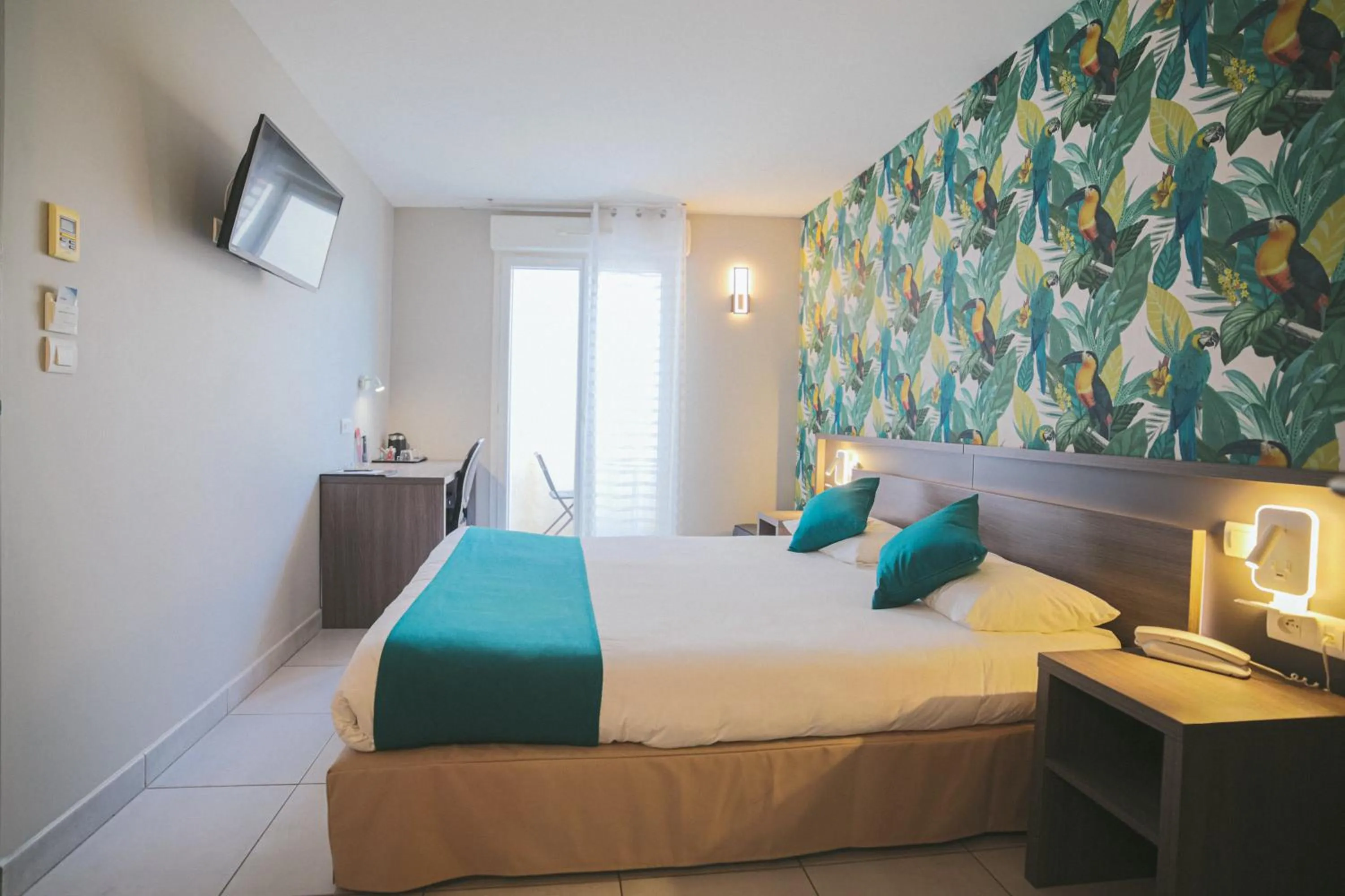 Shower, Bed in Holidays & Work HOTEL