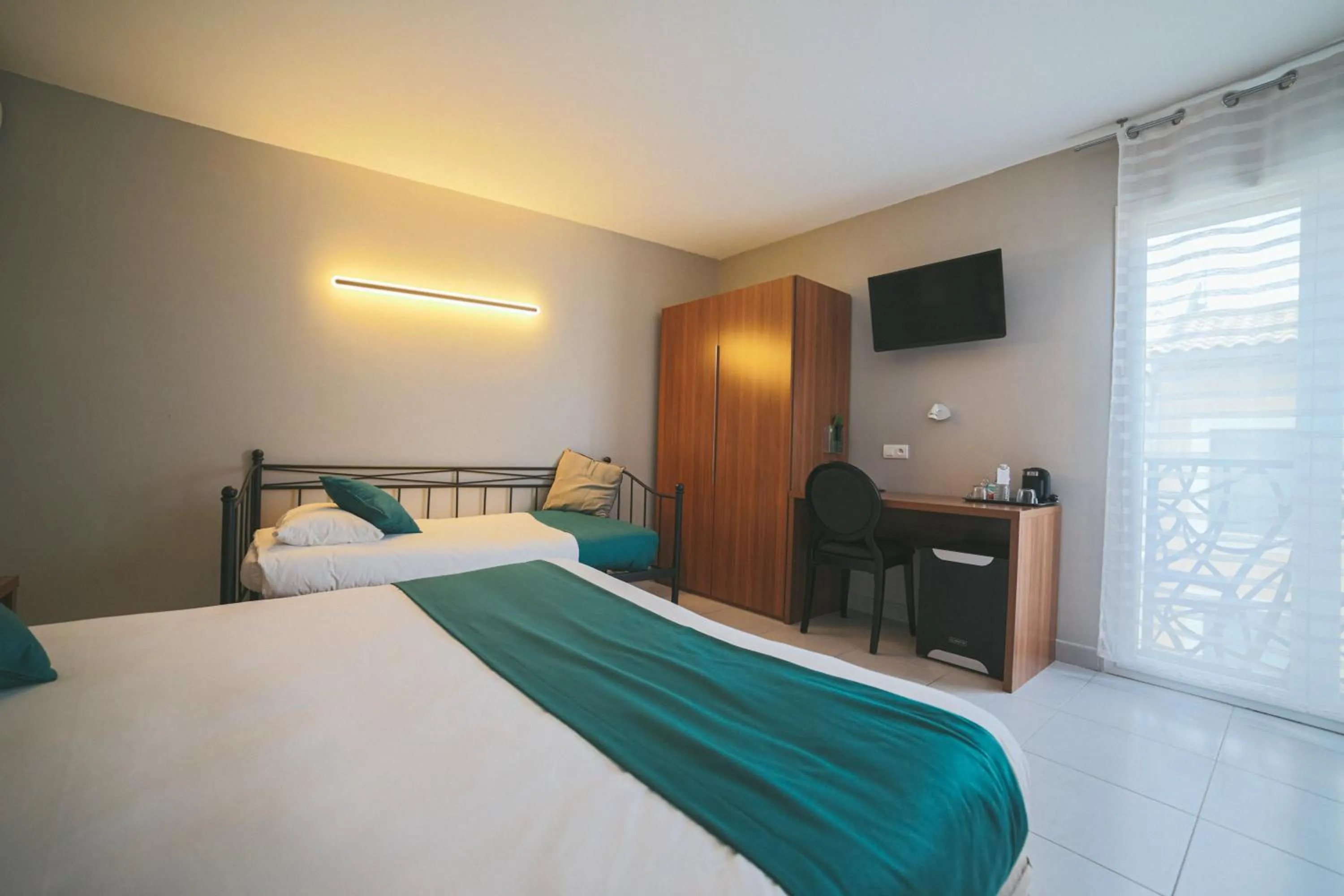 Shower, Bed in Holidays & Work HOTEL