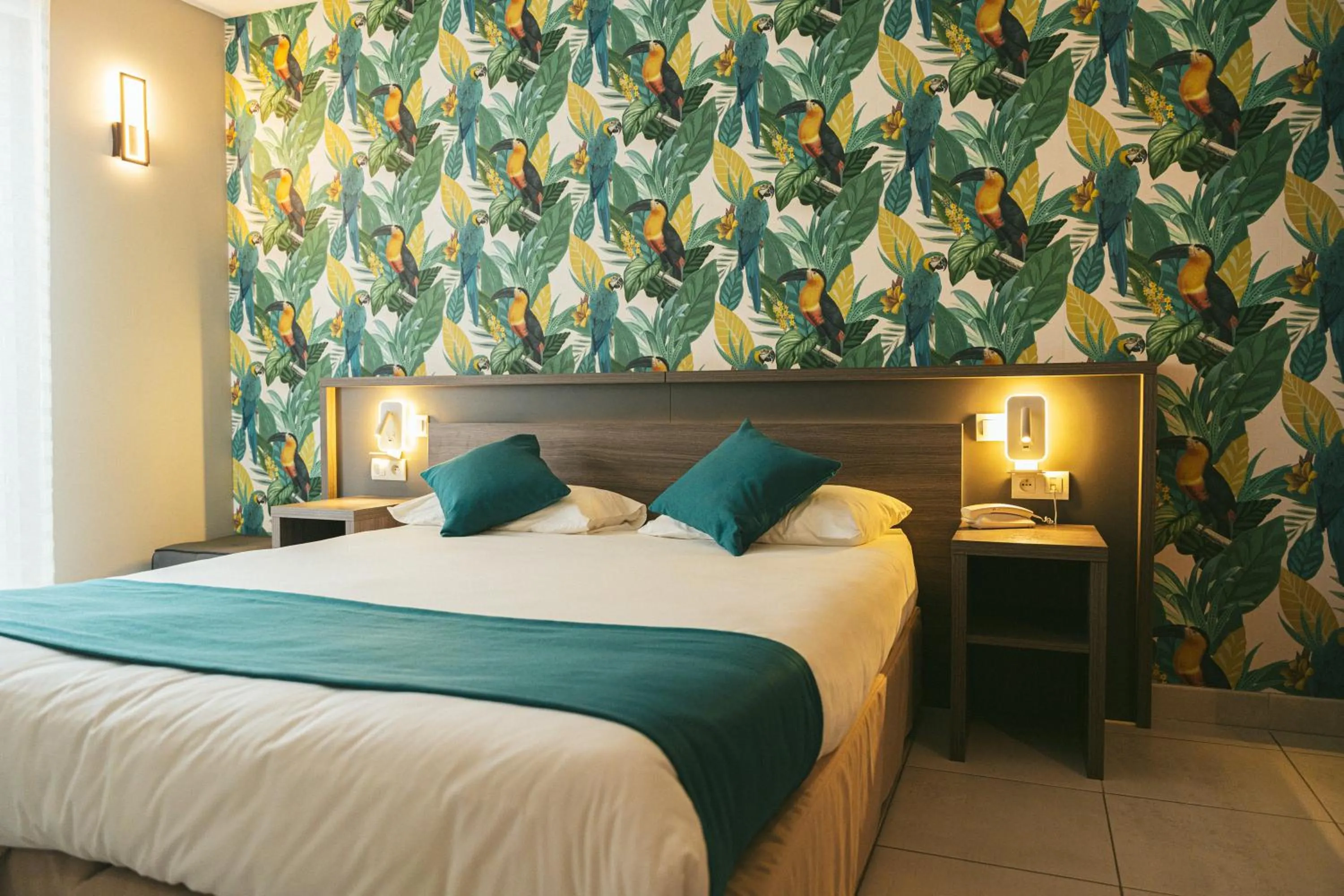 Shower, Bed in Holidays & Work HOTEL