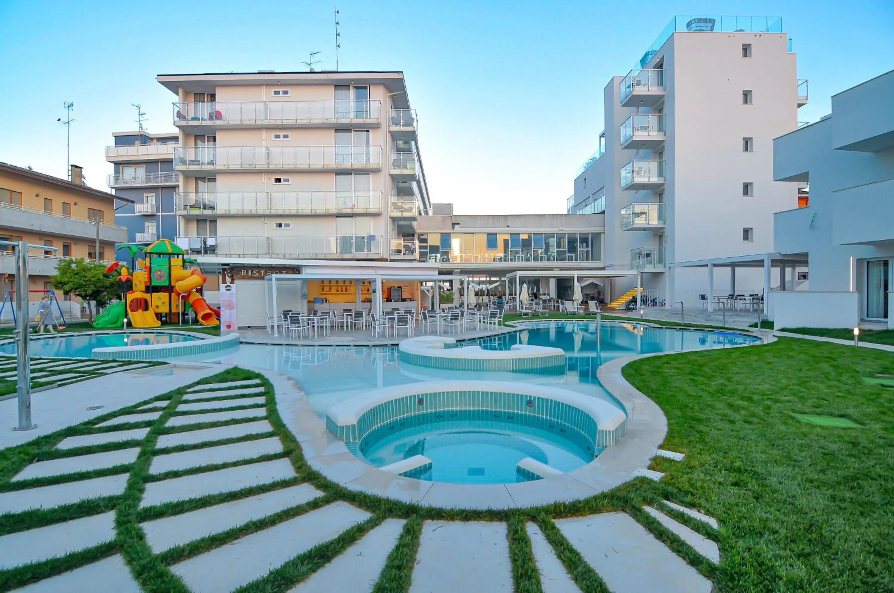 Swimming pool in Marina Suites & Apartments 4 stelle S